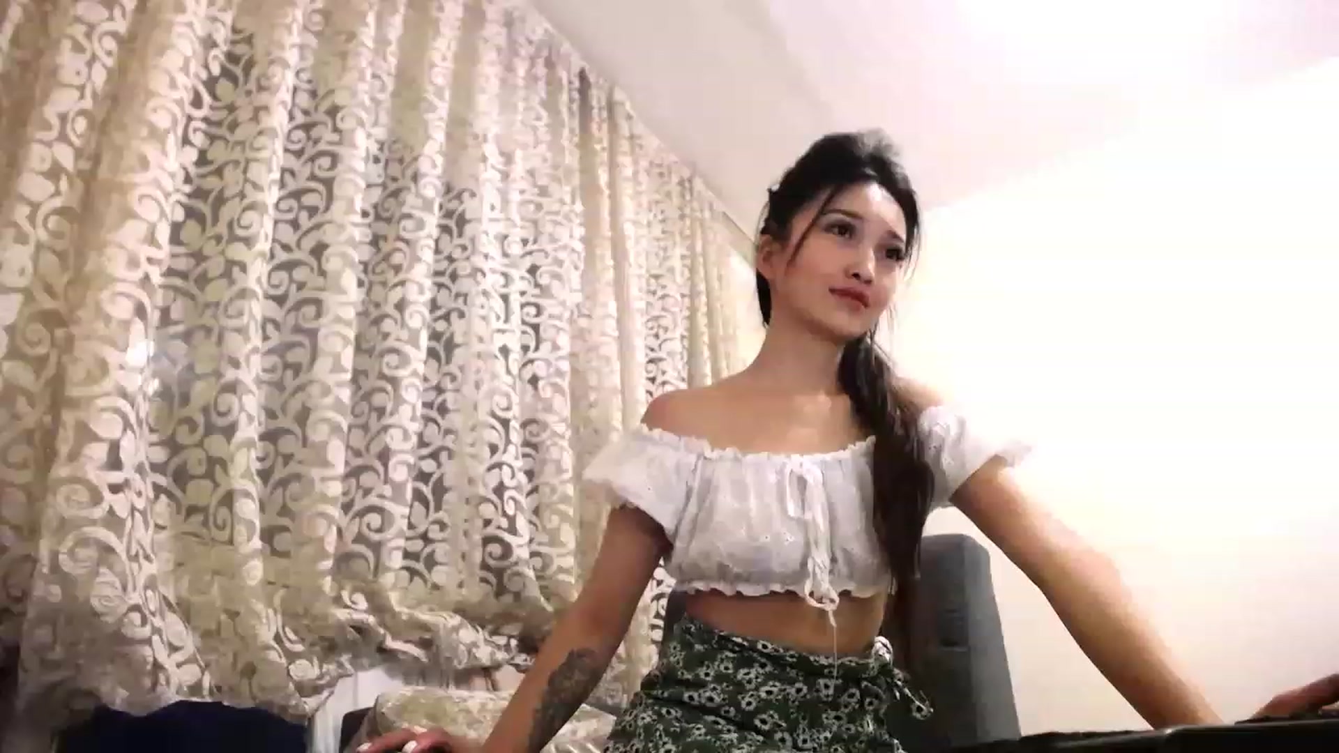 Gallery image thumbnail from Sophie_lee's myfreecams stream on, 12/21/2022, 20:43 image 1 of 20