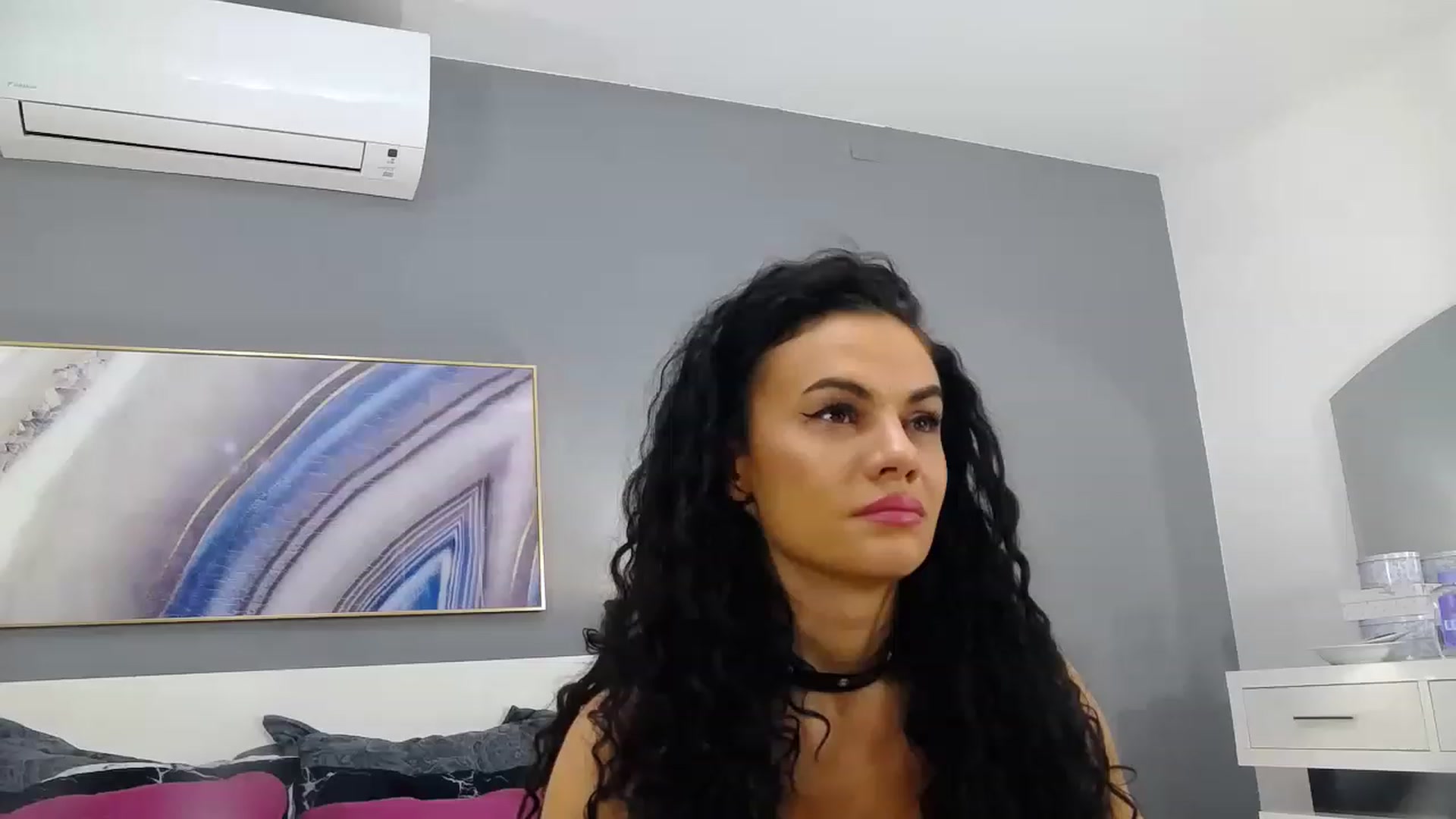 Gallery image thumbnail from Sophiejoulia's myfreecams stream on, 12/13/2022, 02:19 image 10 of 20