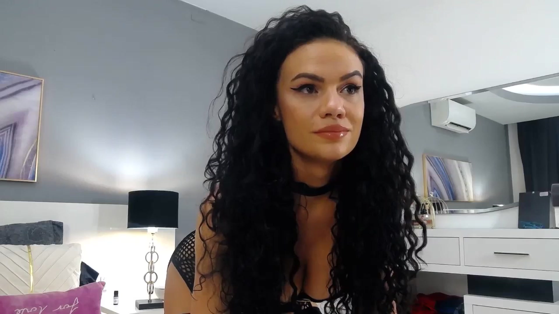 Gallery image thumbnail from Sophiejoulia's myfreecams stream on, 12/01/2023, 18:37 image 6 of 20