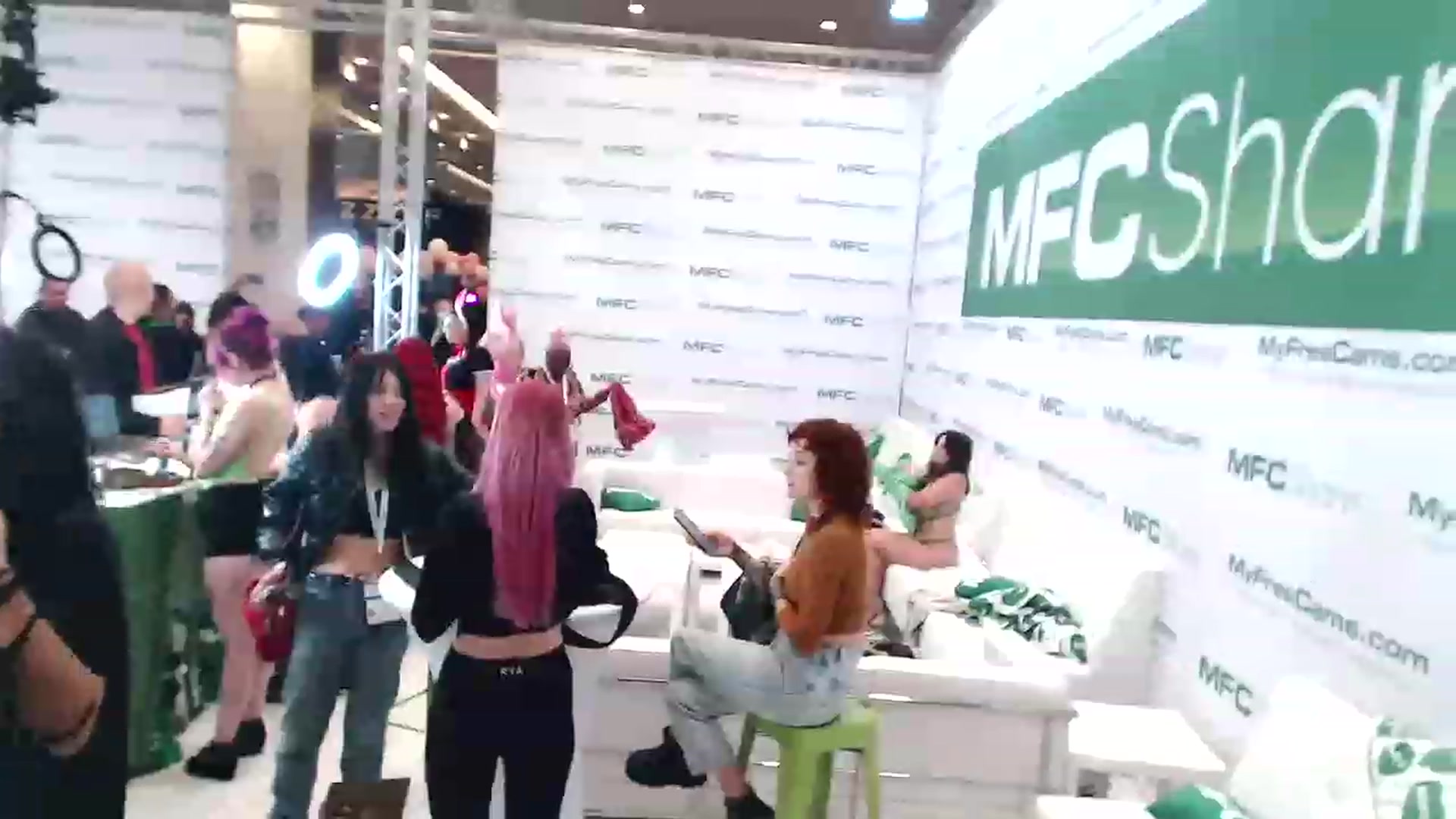 Gallery image thumbnail from SophiesPalace's myfreecams stream on, 01/08/2023, 24:03 image 7 of 20