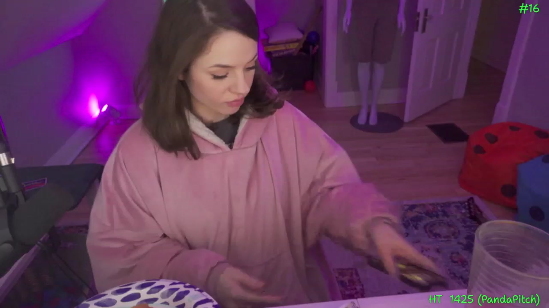 Gallery image thumbnail from SophiesPalace's myfreecams stream on, 03/27/2023, 08:27 image 3 of 20