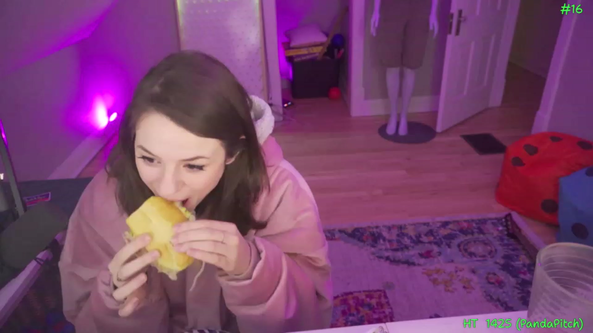 Gallery image thumbnail from SophiesPalace's myfreecams stream on, 03/27/2023, 08:27 image 4 of 20