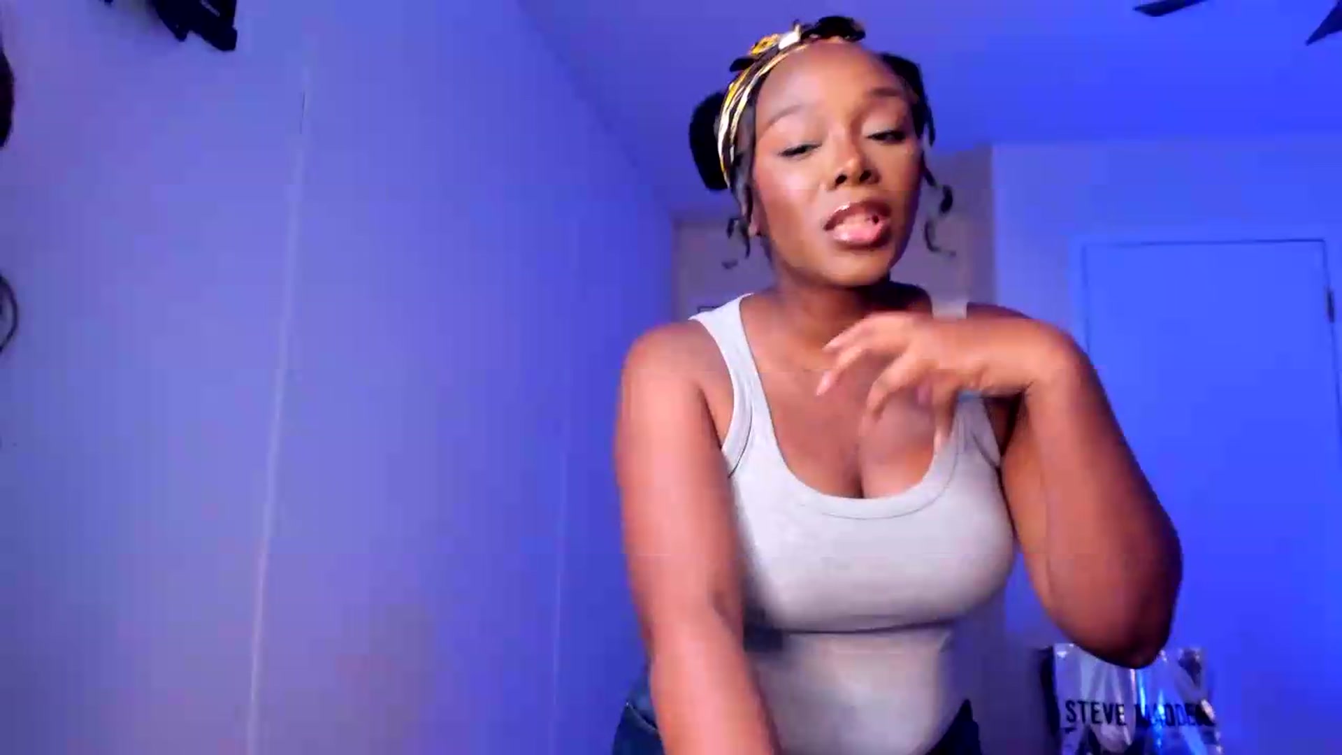Gallery image thumbnail from Soraya__'s myfreecams stream on, 08/25/2026, 17:18 image 11 of 20