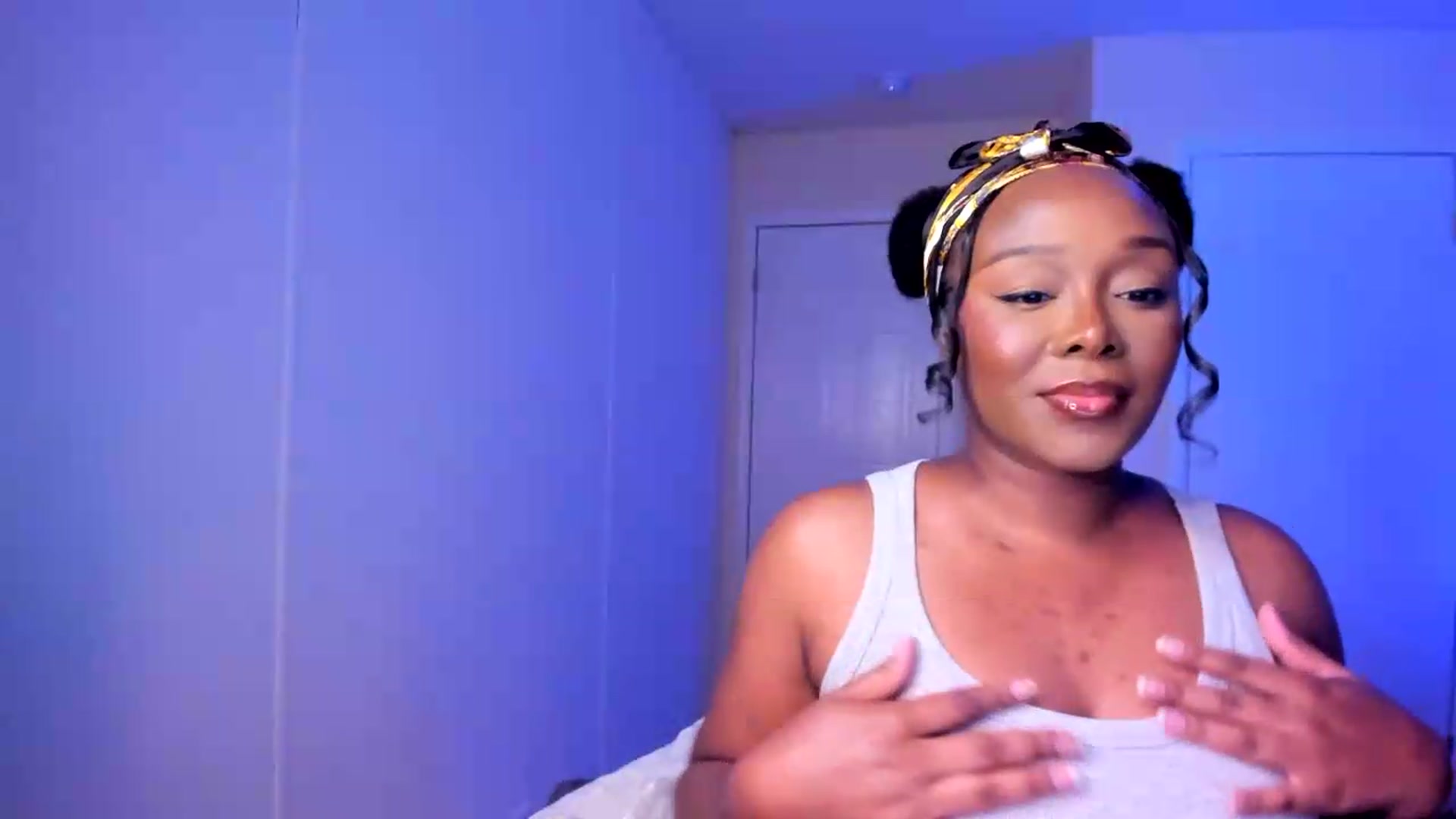 Gallery image thumbnail from Soraya__'s myfreecams stream on, 08/25/2026, 17:18 image 7 of 20