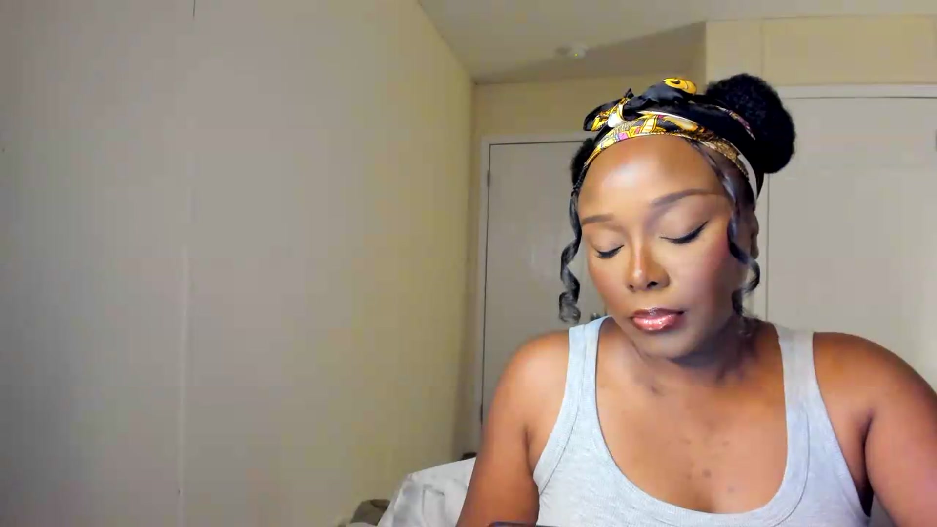 Gallery image thumbnail from Soraya__'s myfreecams stream on, 08/25/2026, 17:18 image 2 of 20