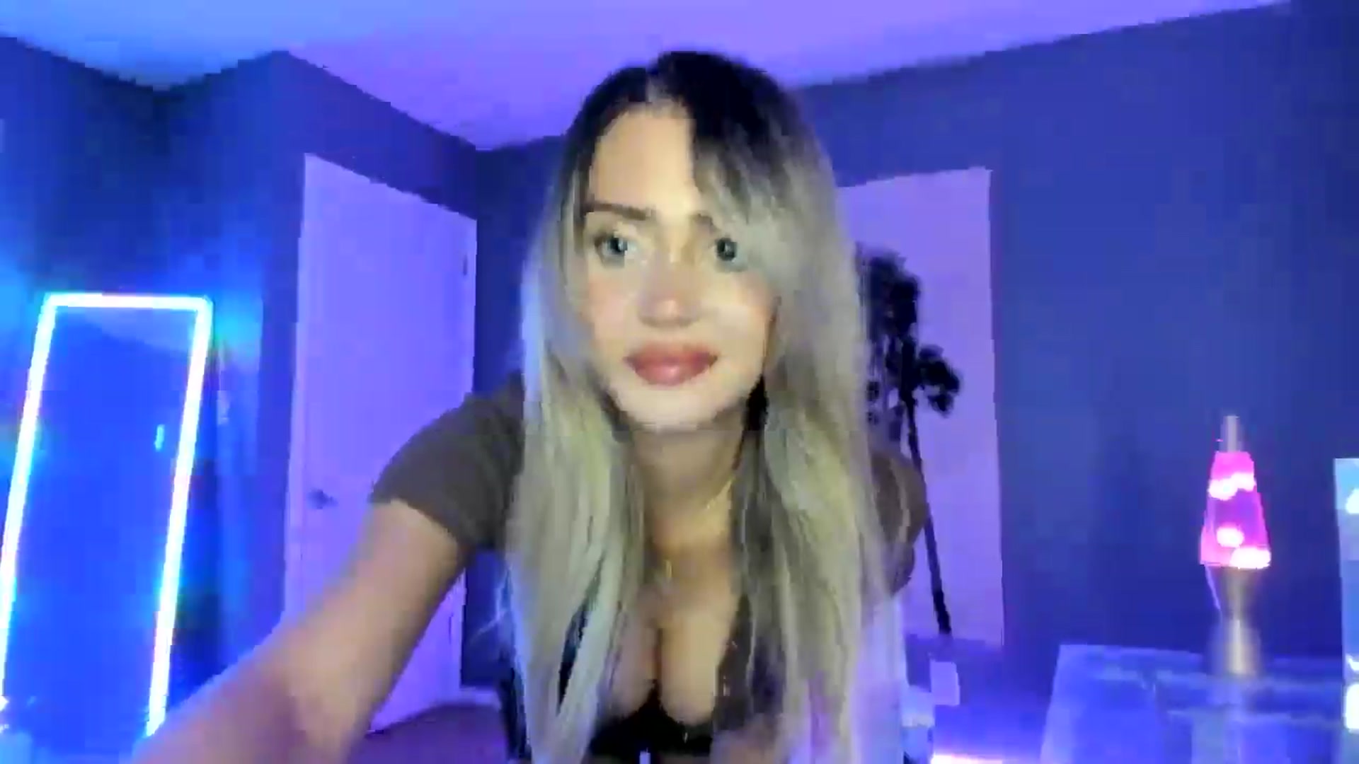 Gallery image thumbnail from SororityGirly's myfreecams stream on, 04/10/2025, 24:01 image 19 of 20
