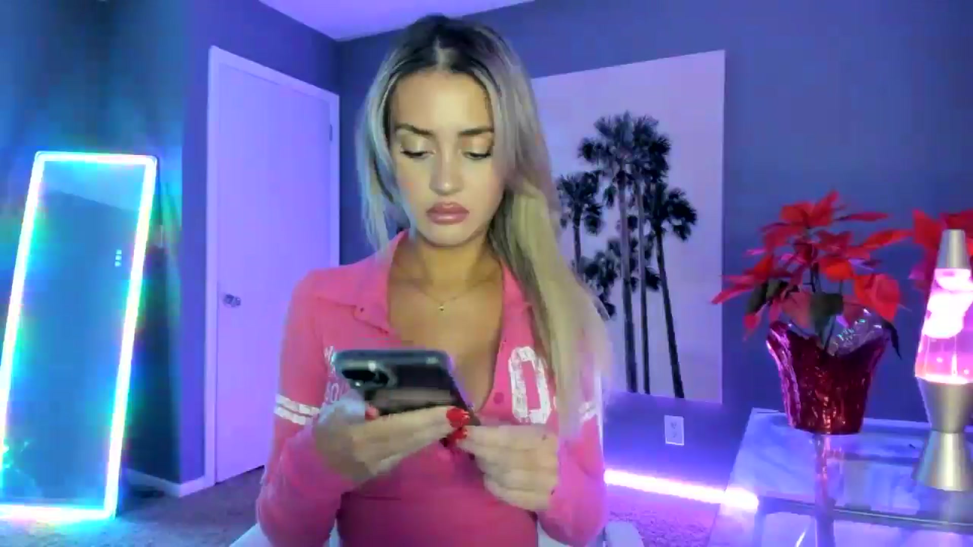 Gallery image thumbnail from Sororitygirl's myfreecams stream on, 12/17/2024, 23:01 image 4 of 20