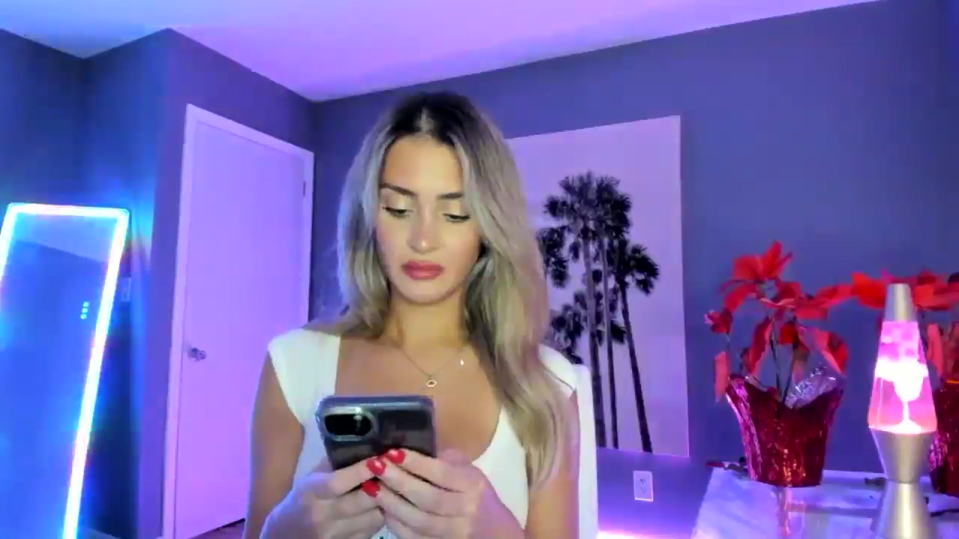 Gallery image thumbnail from Sororitygirl's myfreecams stream on, 12/27/2024, 24:36 image 15 of 20