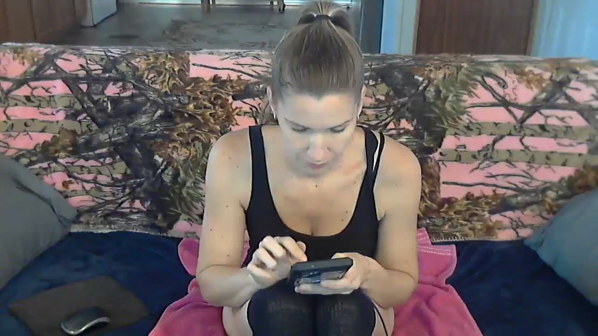 Gallery image thumbnail from SouthernNsexi's myfreecams stream on, 11/18/2023, 15:40 image 7 of 20