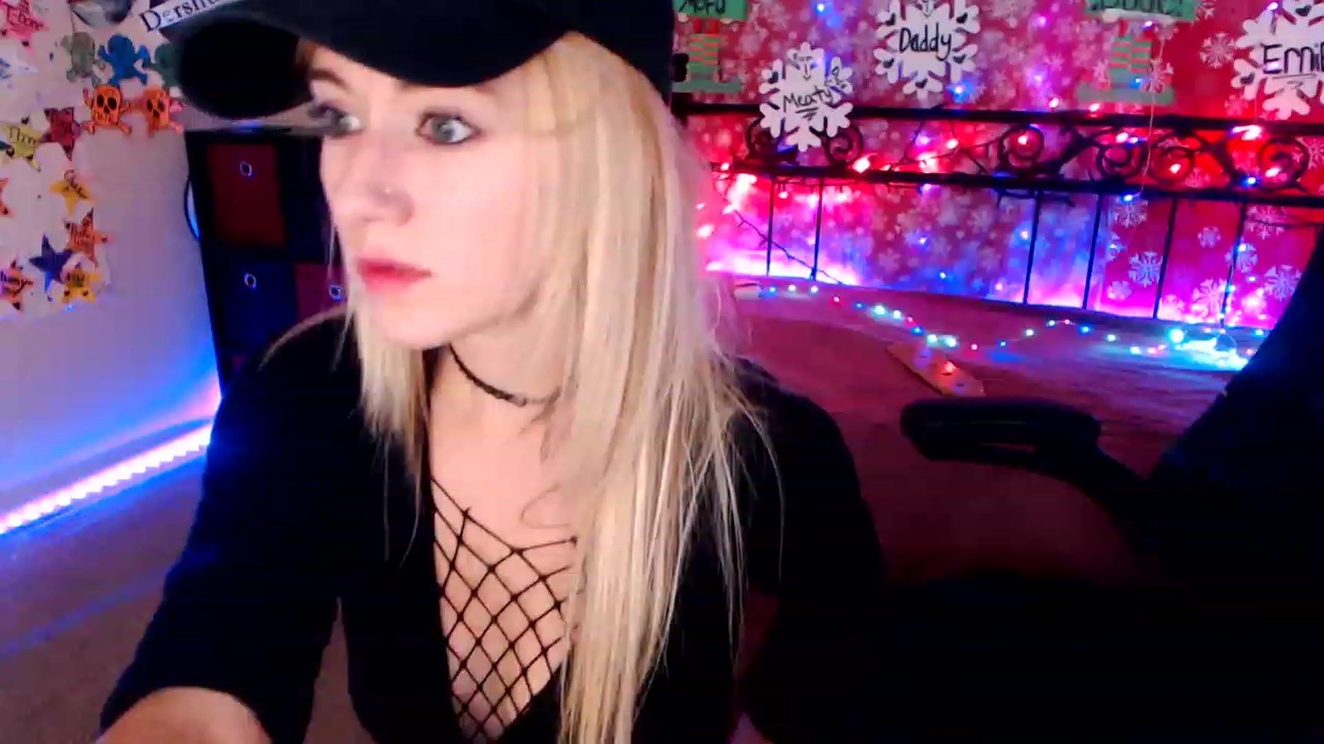 Gallery image thumbnail from SouthernSkye's myfreecams stream on, 12/18/2022, 08:13 image 18 of 20