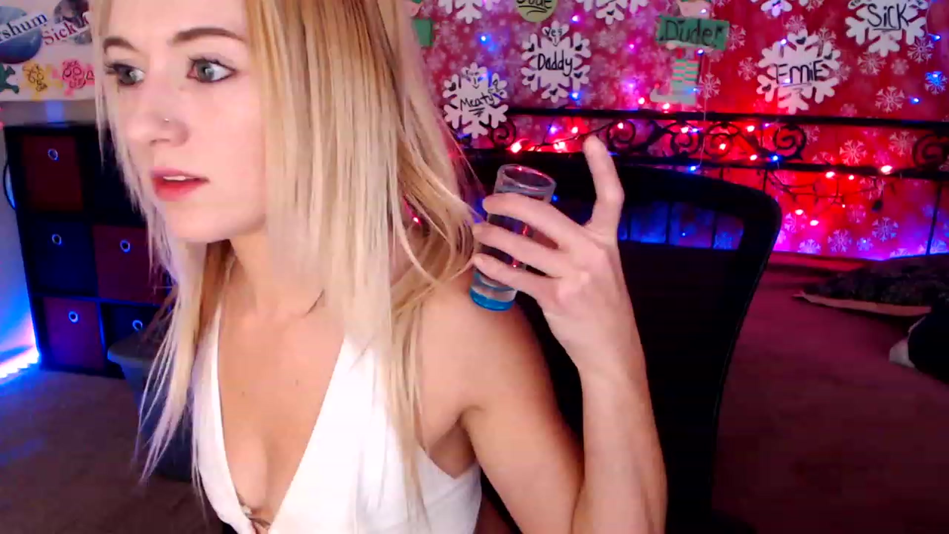 Gallery image thumbnail from SouthernSkye's myfreecams stream on, 12/19/2022, 08:21 image 7 of 20