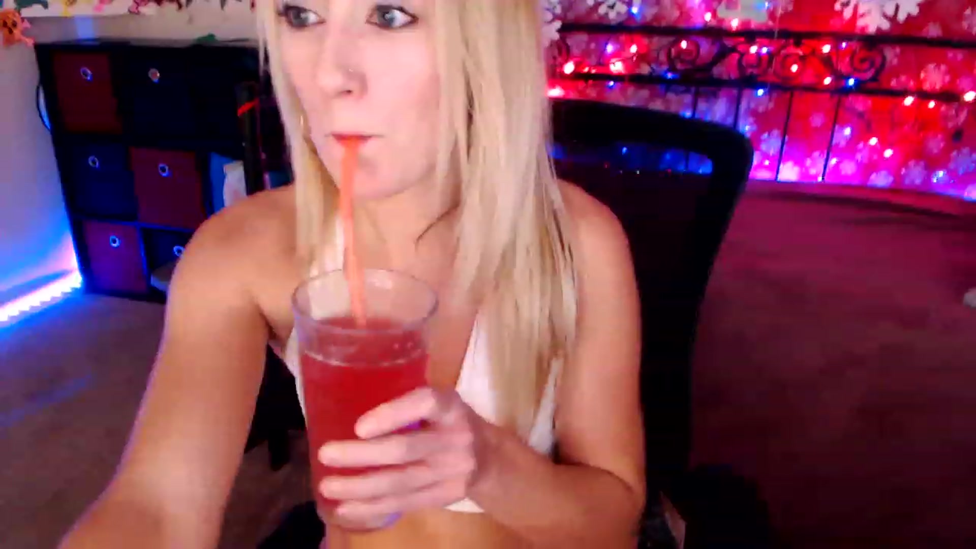 Gallery image thumbnail from SouthernSkye's myfreecams stream on, 12/19/2022, 09:29 image 8 of 20