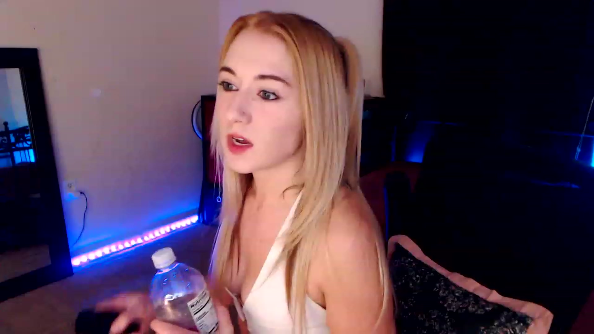 Gallery image thumbnail from SouthernSkye's myfreecams stream on, 02/07/2024, 06:59 image 6 of 20