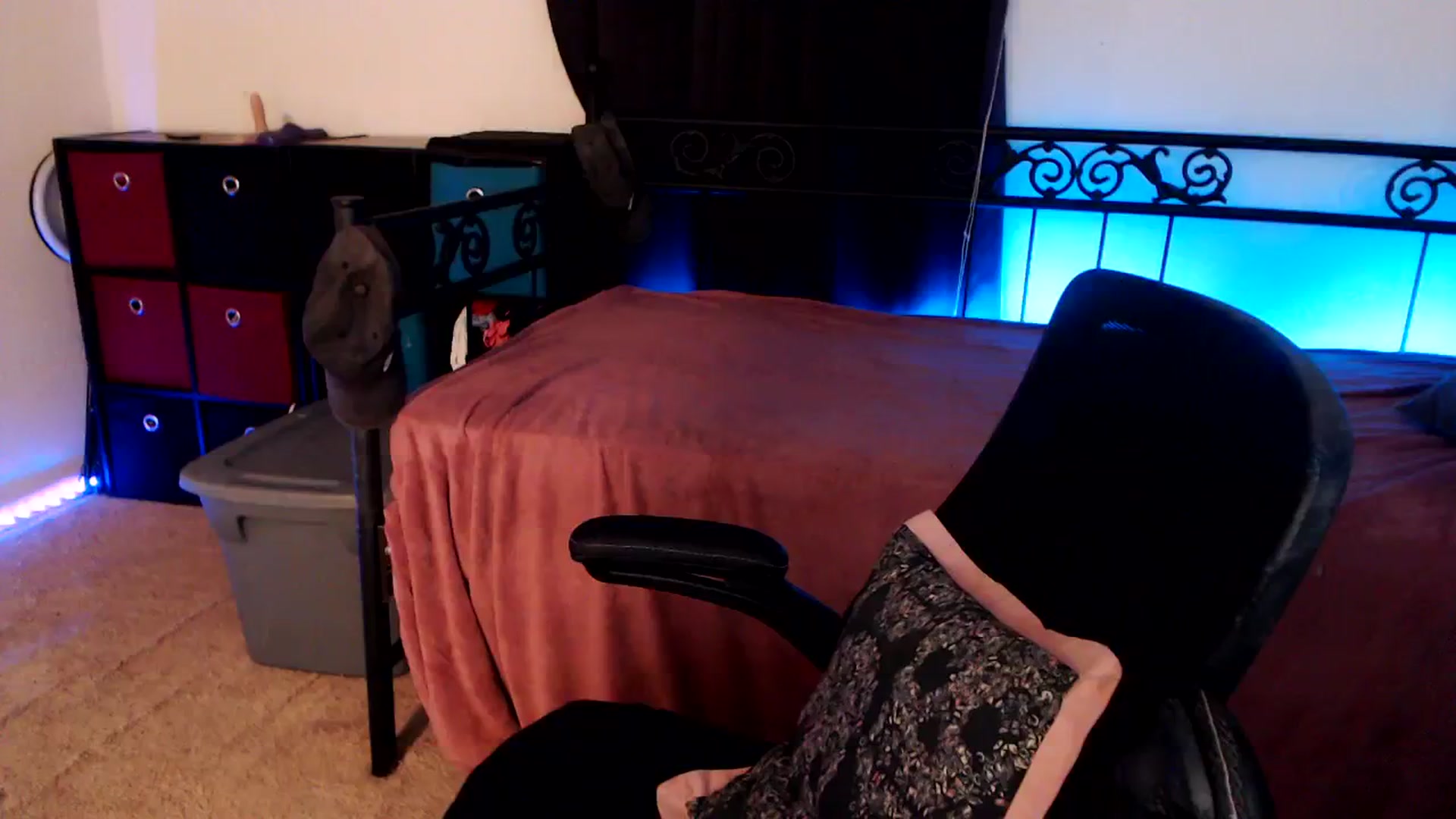 Gallery image thumbnail from SouthernSkye's myfreecams stream on, 02/12/2024, 09:03 image 6 of 20