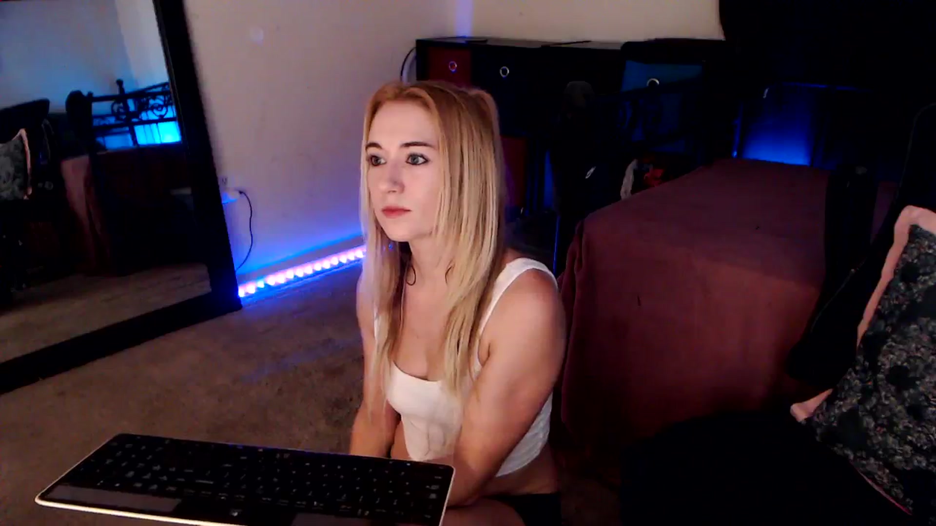 Gallery image thumbnail from SouthernSkye's myfreecams stream on, 02/17/2024, 08:27 image 8 of 20