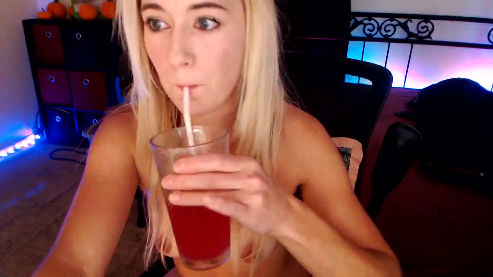 Gallery image thumbnail from SouthernSkye's myfreecams stream on, 11/24/2024, 09:15 image 7 of 20