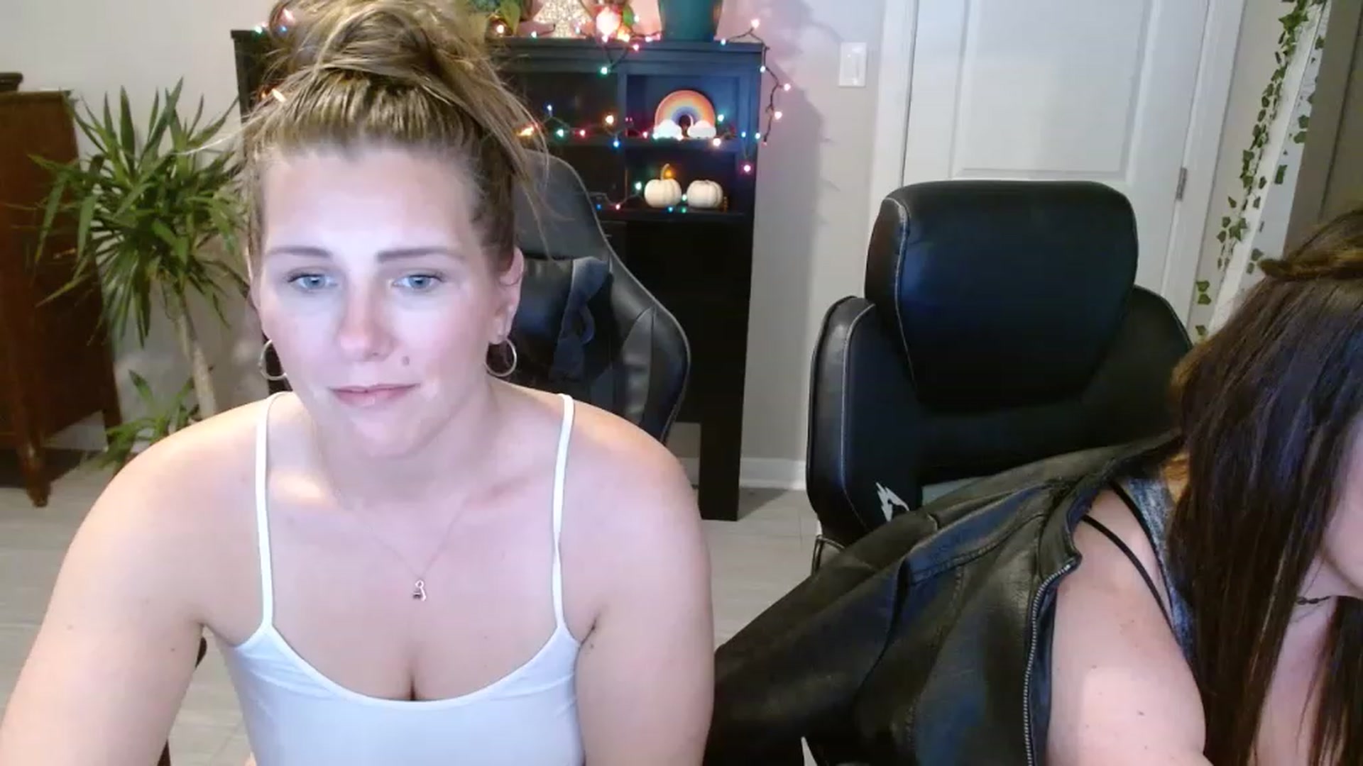 Gallery image thumbnail from SouthernmilfK's myfreecams stream on, 11/16/2022, 20:13 image 3 of 20