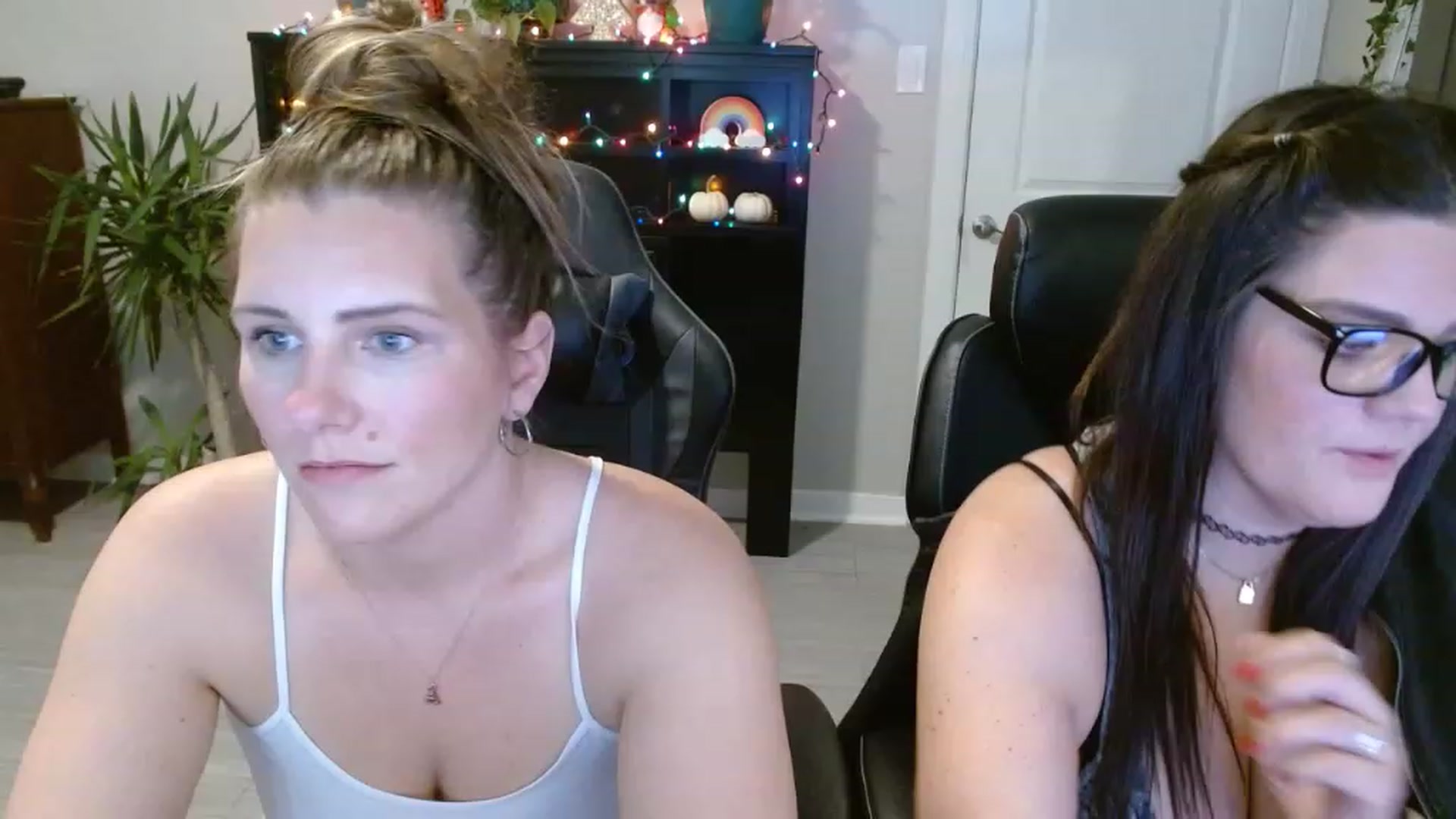Gallery image thumbnail from SouthernmilfK's myfreecams stream on, 11/16/2022, 20:13 image 15 of 20