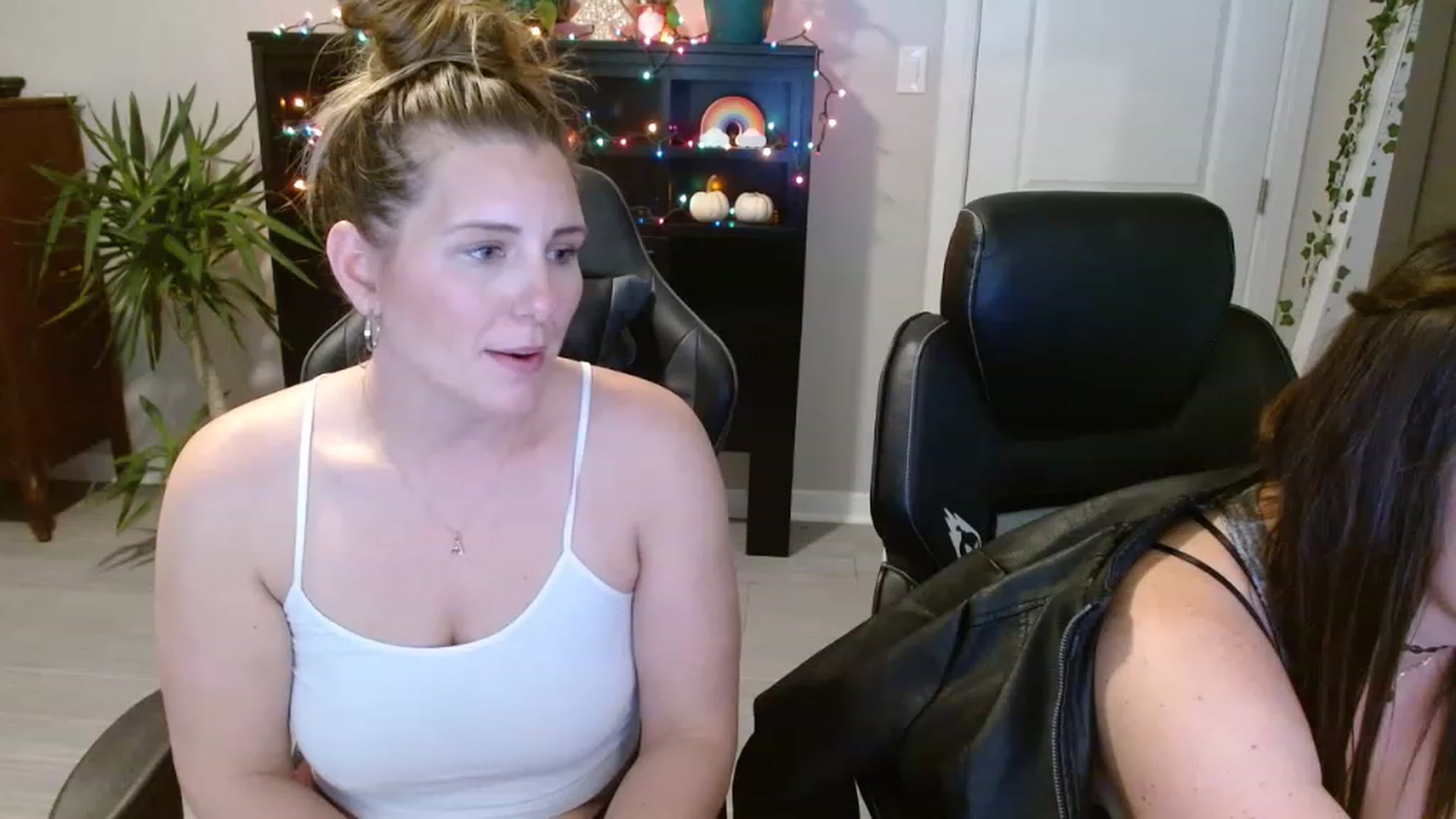 Gallery image thumbnail from SouthernmilfK's myfreecams stream on, 11/16/2022, 20:13 image 4 of 20