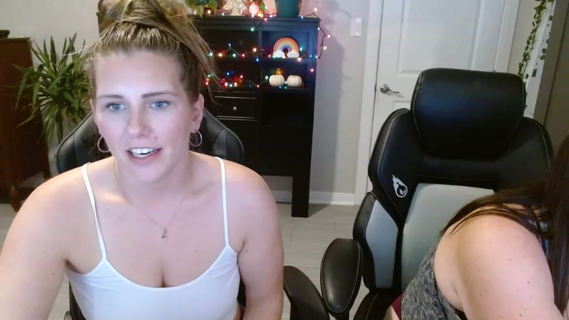 Gallery image thumbnail from SouthernmilfK's myfreecams stream on, 11/16/2022, 21:20 image 1 of 20
