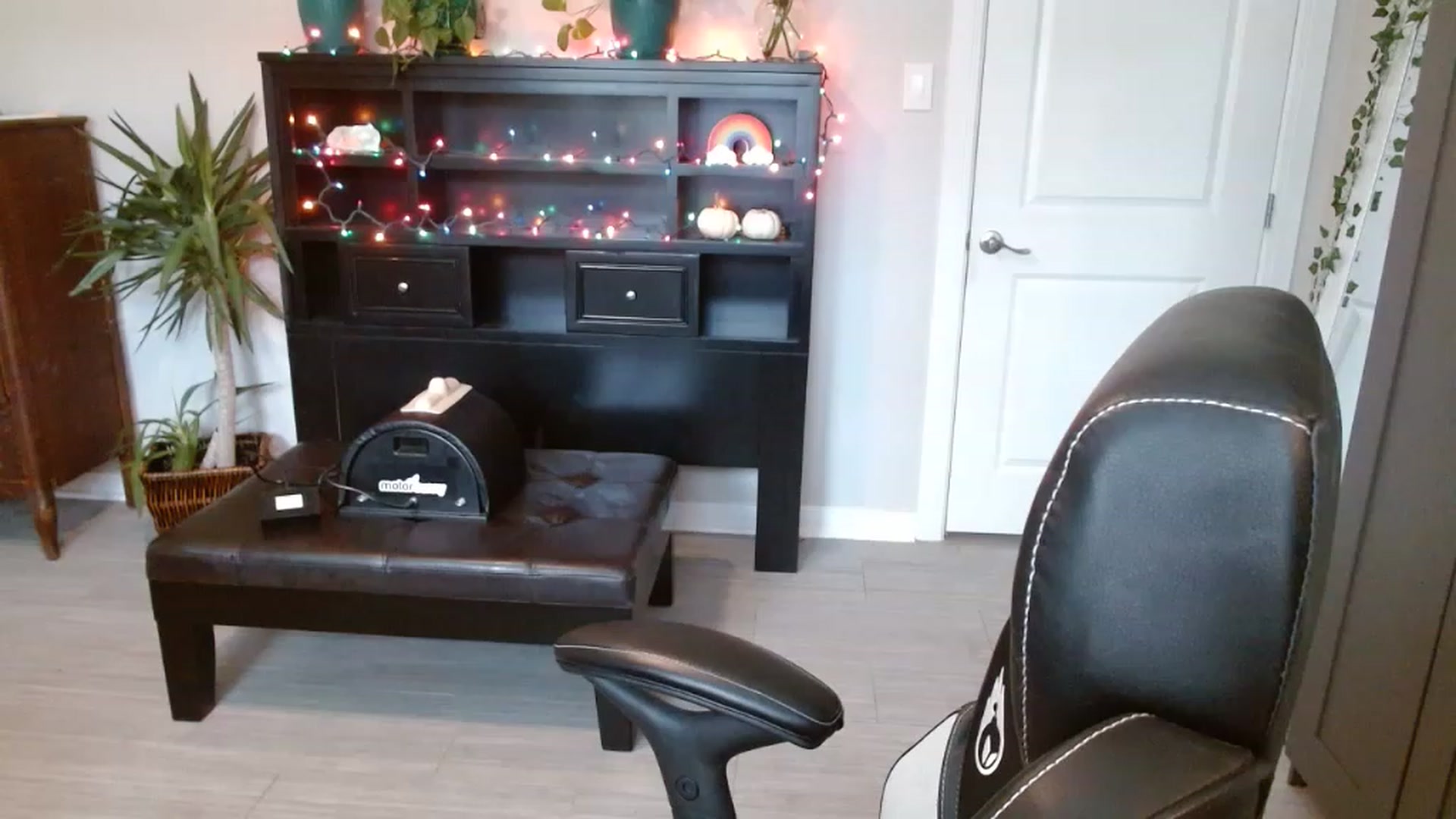 Gallery image thumbnail from SouthernmilfK's myfreecams stream on, 11/19/2022, 19:28 image 19 of 20