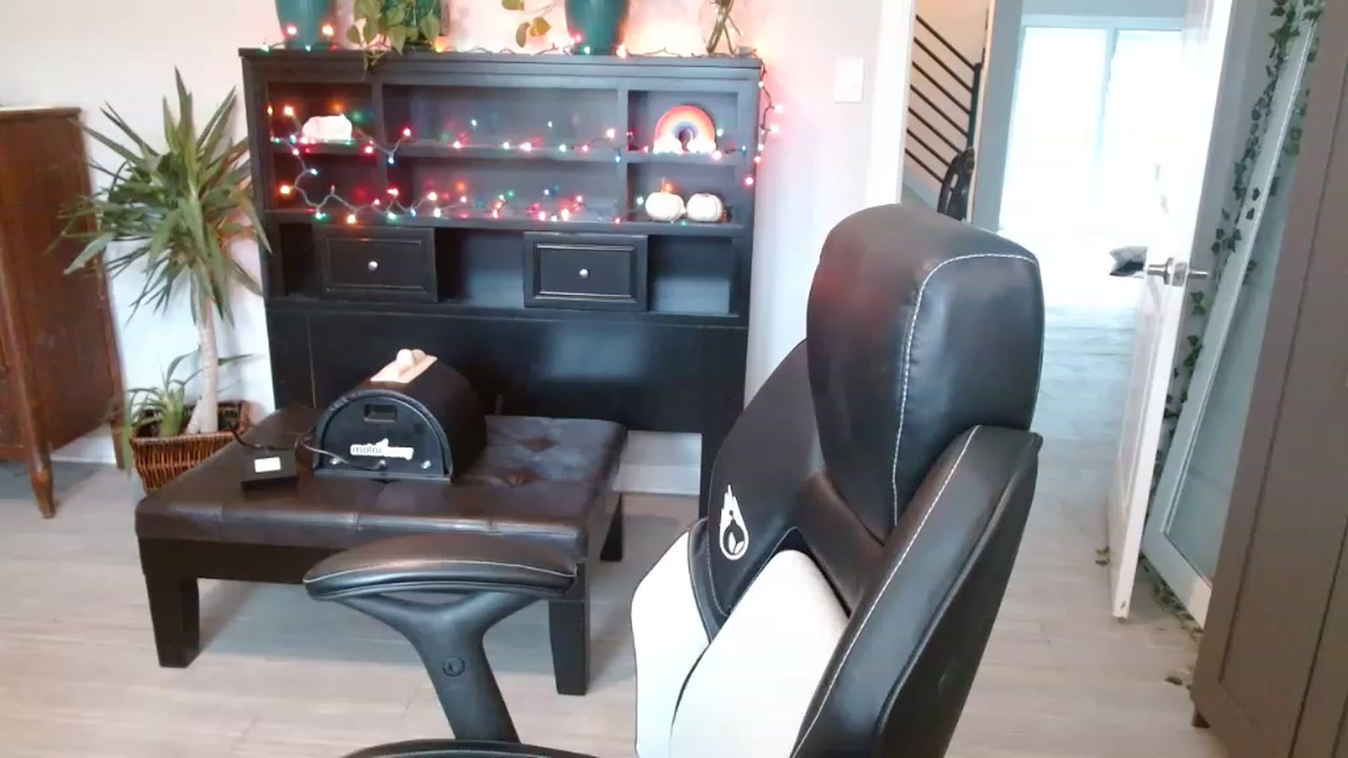 Gallery image thumbnail from SouthernmilfK's myfreecams stream on, 11/19/2022, 19:28 image 17 of 20