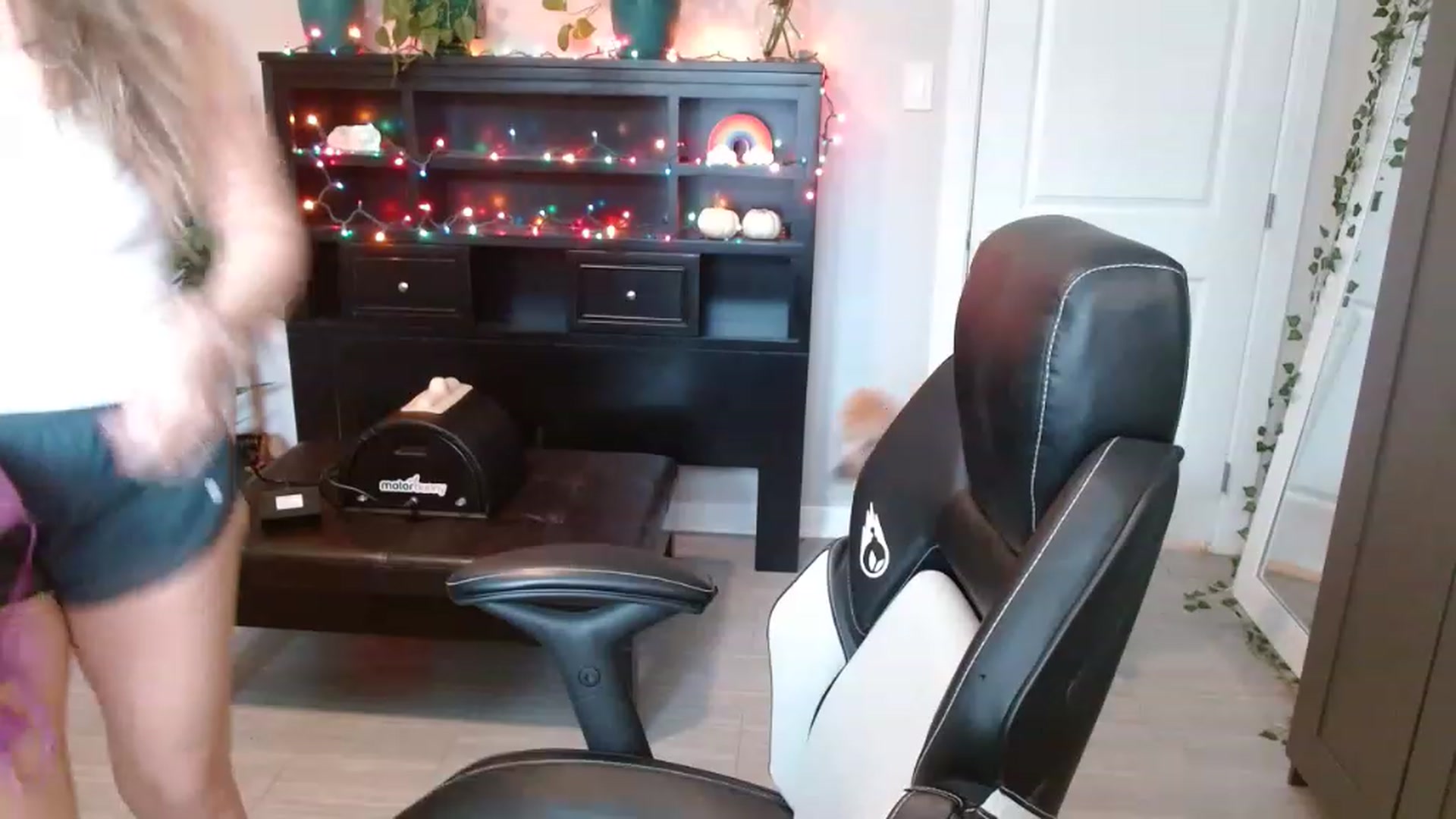 Gallery image thumbnail from SouthernmilfK's myfreecams stream on, 11/19/2022, 19:28 image 8 of 20