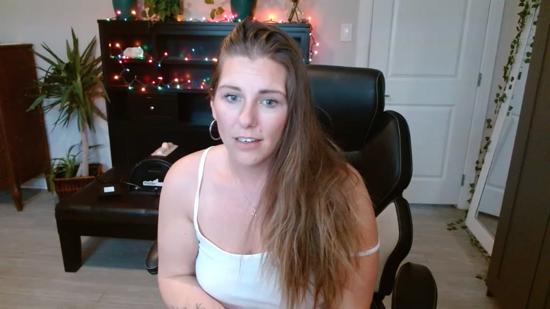 Gallery image thumbnail from SouthernmilfK's myfreecams stream on, 11/19/2022, 21:53 image 6 of 20