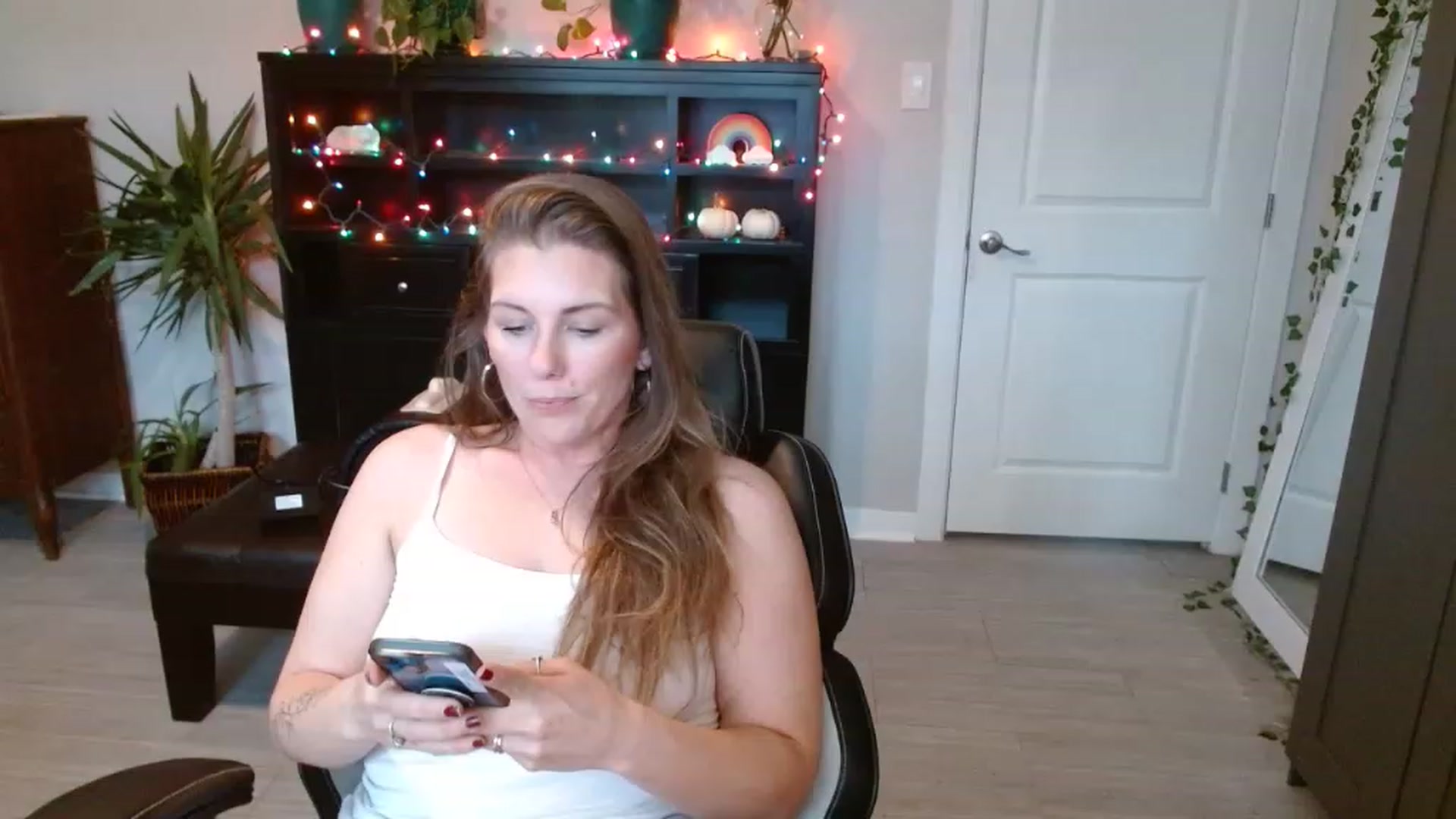 Gallery image thumbnail from SouthernmilfK's myfreecams stream on, 11/19/2022, 21:53 image 1 of 20