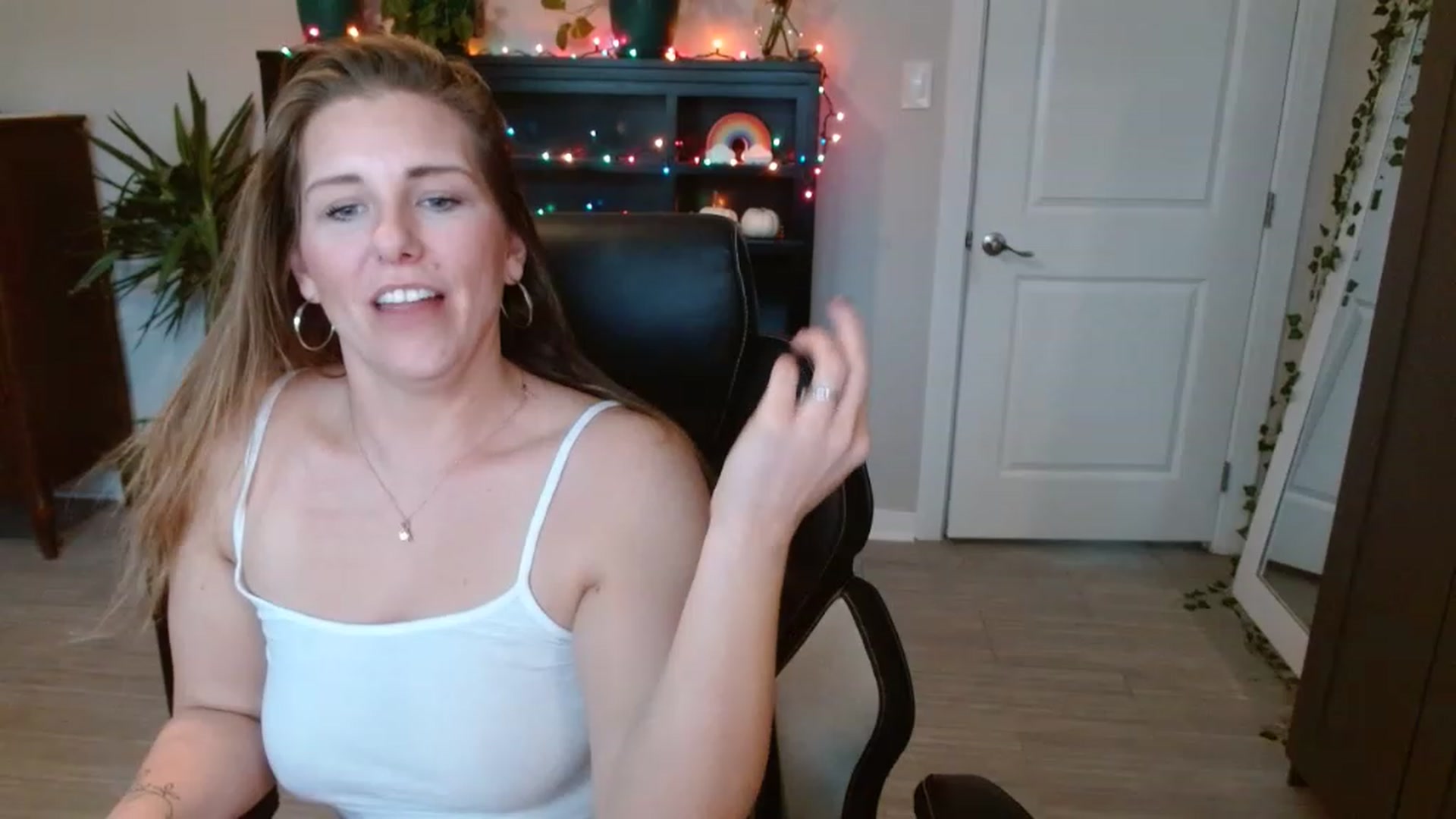 Gallery image thumbnail from SouthernmilfK's myfreecams stream on, 11/19/2022, 21:53 image 3 of 20