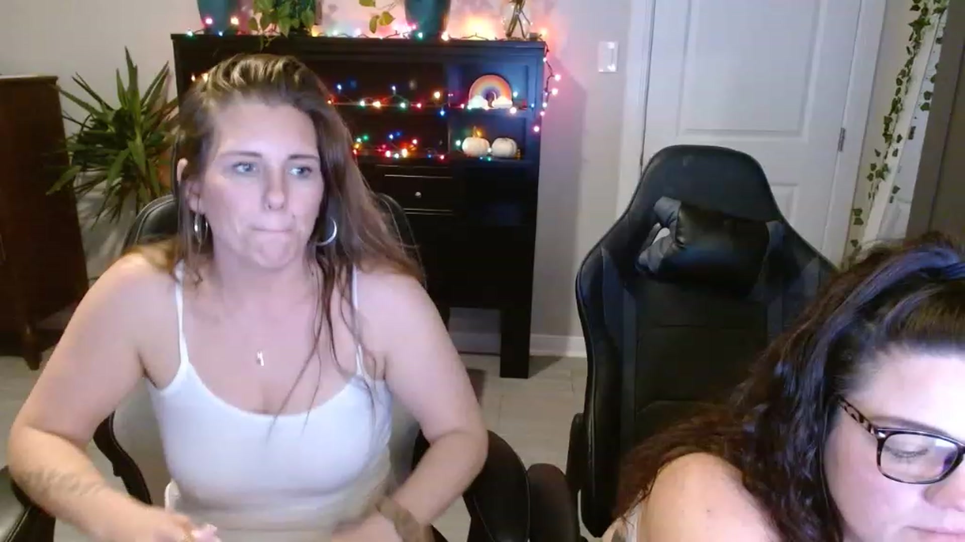 Gallery image thumbnail from SouthernmilfK's myfreecams stream on, 11/19/2022, 21:53 image 19 of 20