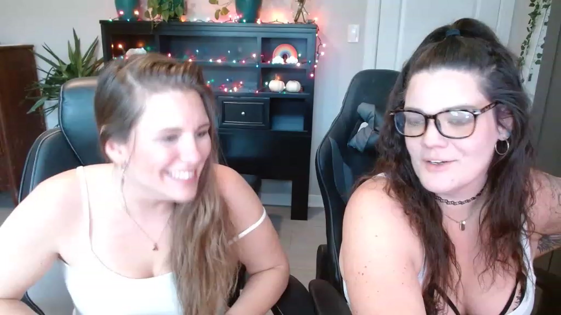 Gallery image thumbnail from SouthernmilfK's myfreecams stream on, 11/19/2022, 21:53 image 11 of 20