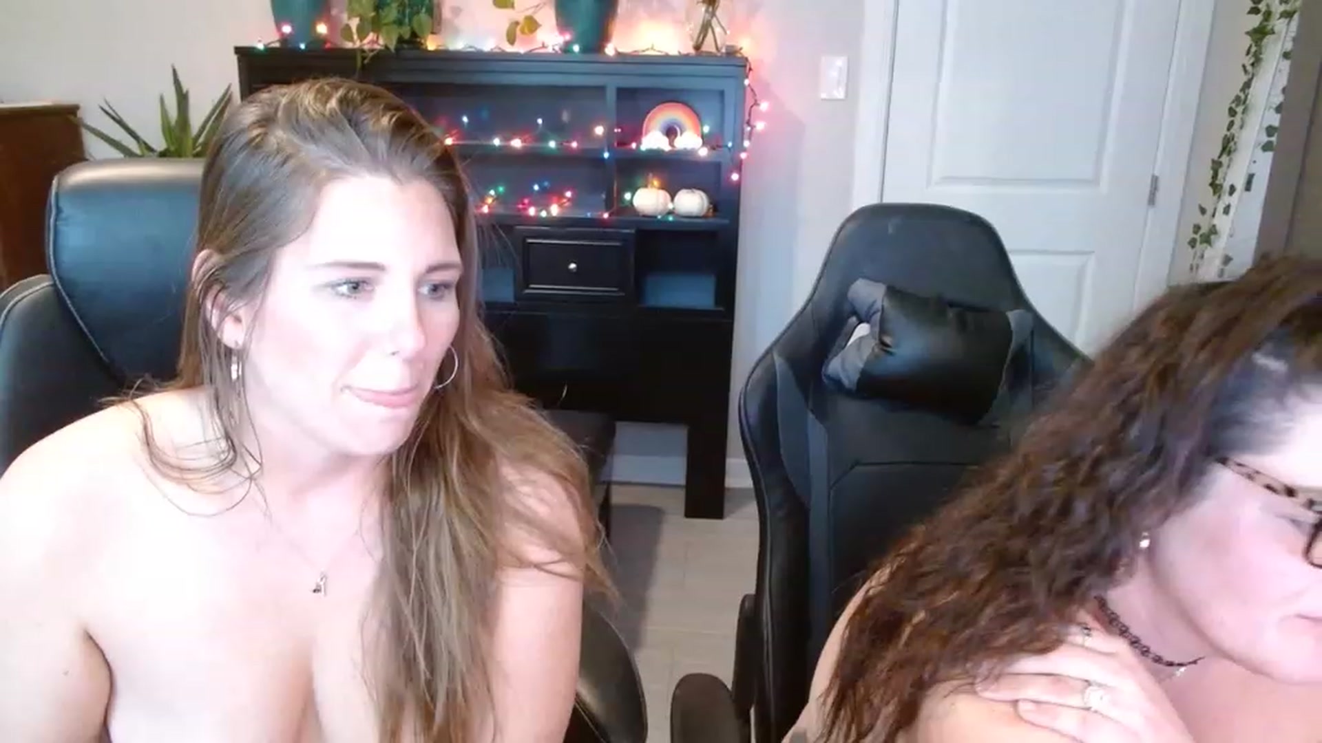 Gallery image thumbnail from SouthernmilfK's myfreecams stream on, 11/19/2022, 21:53 image 17 of 20