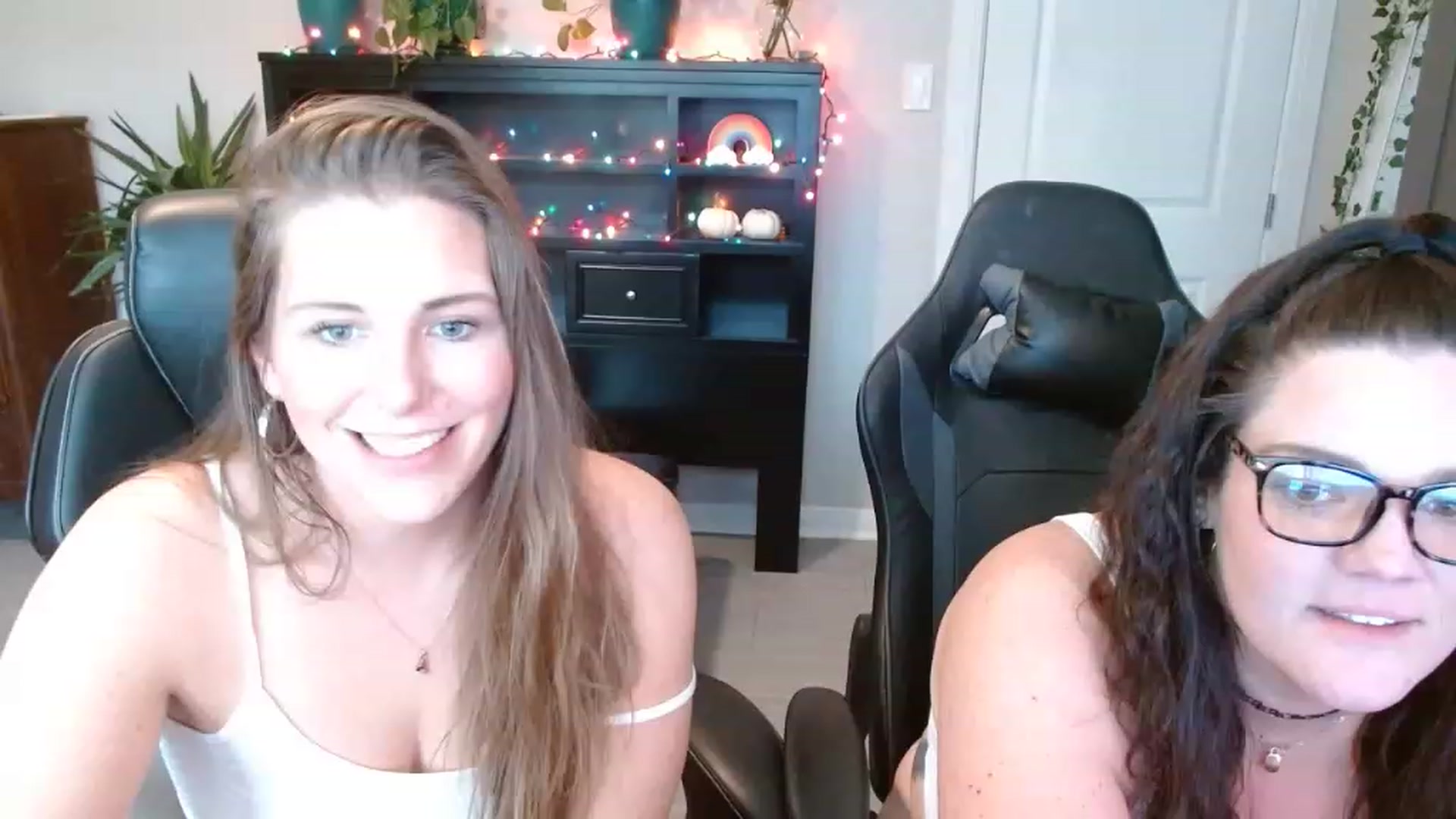 Gallery image thumbnail from SouthernmilfK's myfreecams stream on, 11/19/2022, 21:53 image 10 of 20