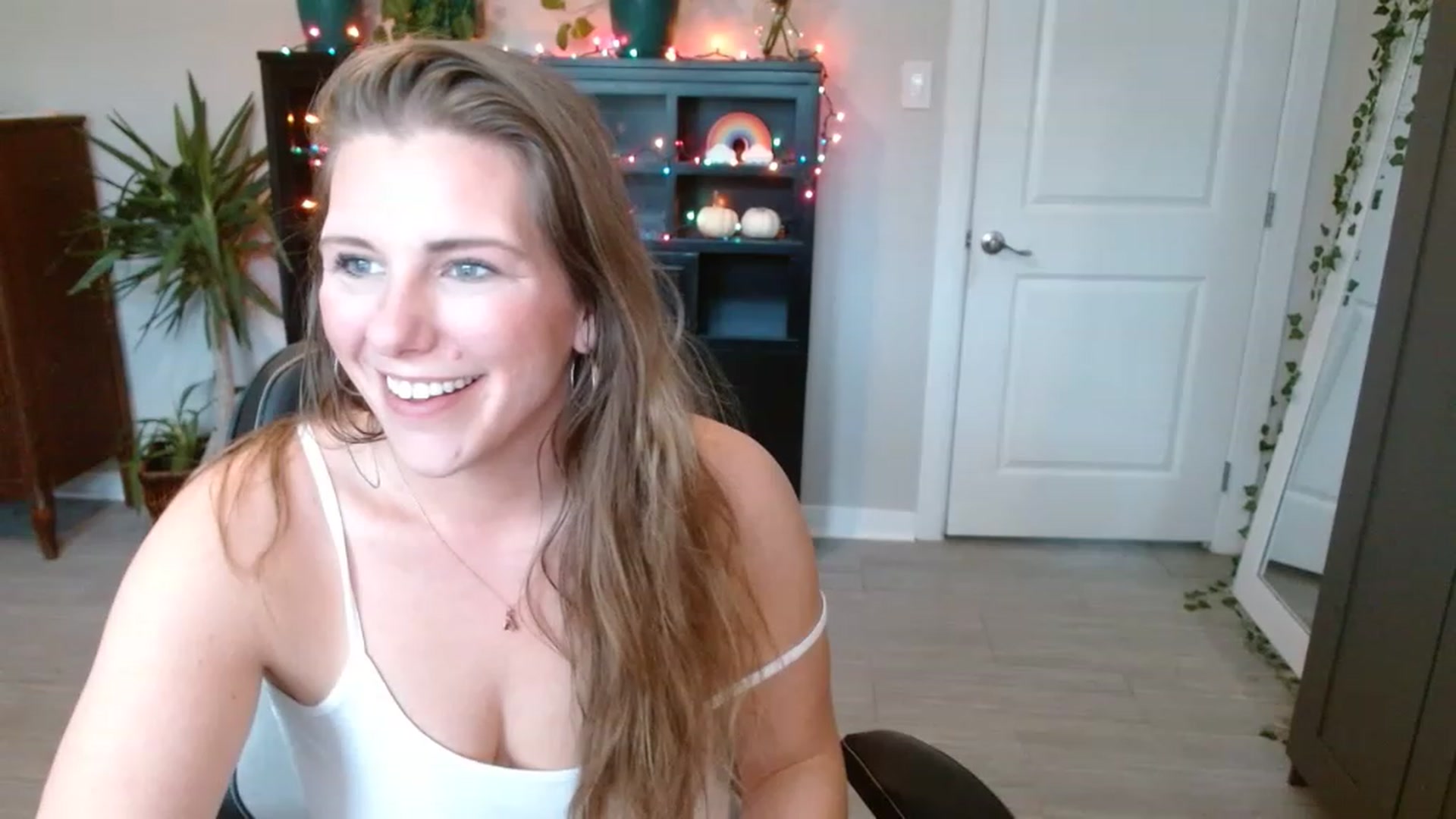 Gallery image thumbnail from SouthernmilfK's myfreecams stream on, 11/19/2022, 21:53 image 8 of 20