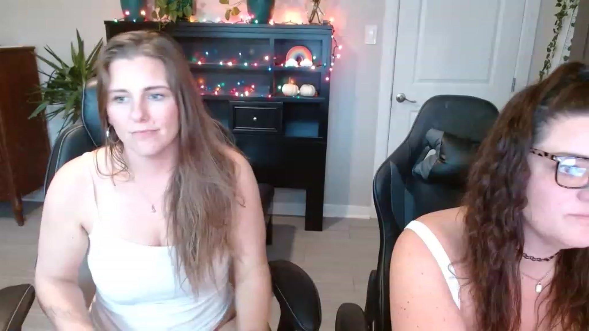 Gallery image thumbnail from SouthernmilfK's myfreecams stream on, 11/19/2022, 21:53 image 18 of 20