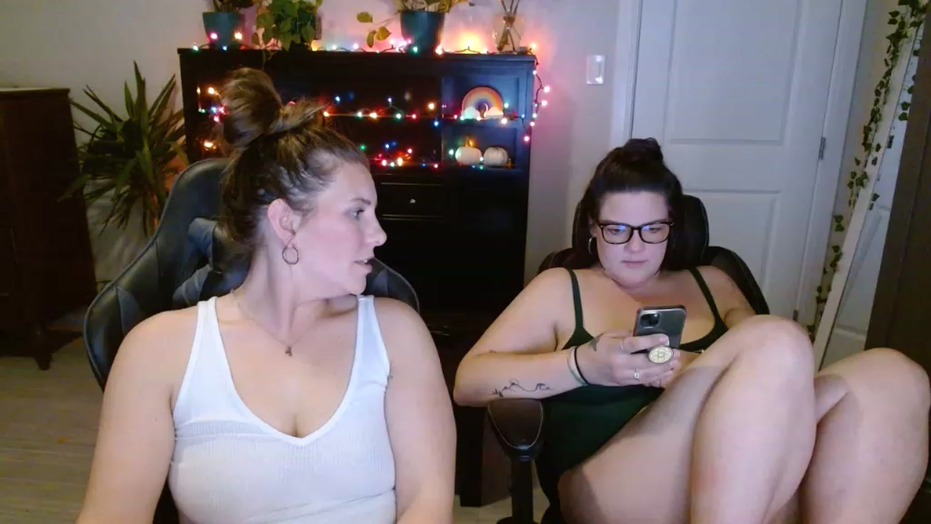Gallery image thumbnail from SouthernmilfK's myfreecams stream on, 11/21/2022, 20:29 image 13 of 20