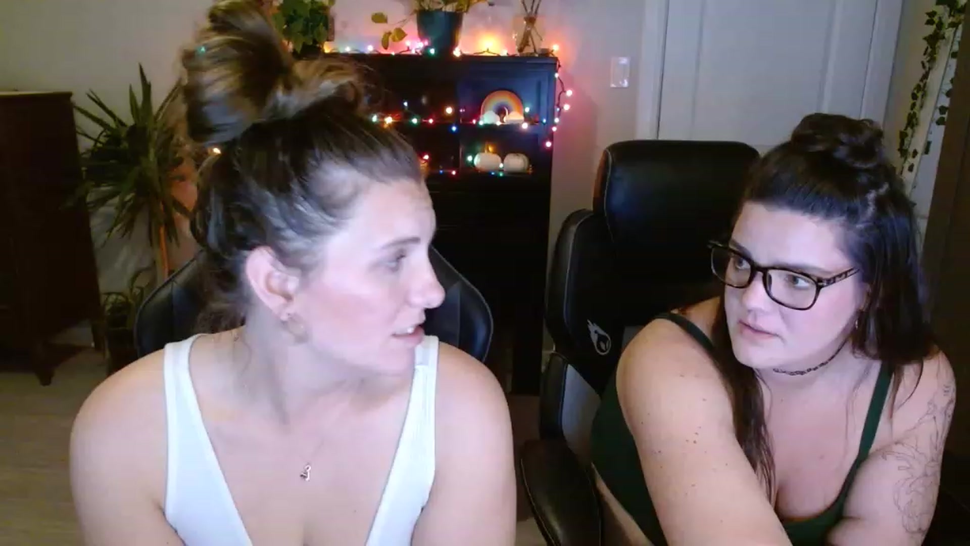 Gallery image thumbnail from SouthernmilfK's myfreecams stream on, 11/21/2022, 20:29 image 6 of 20