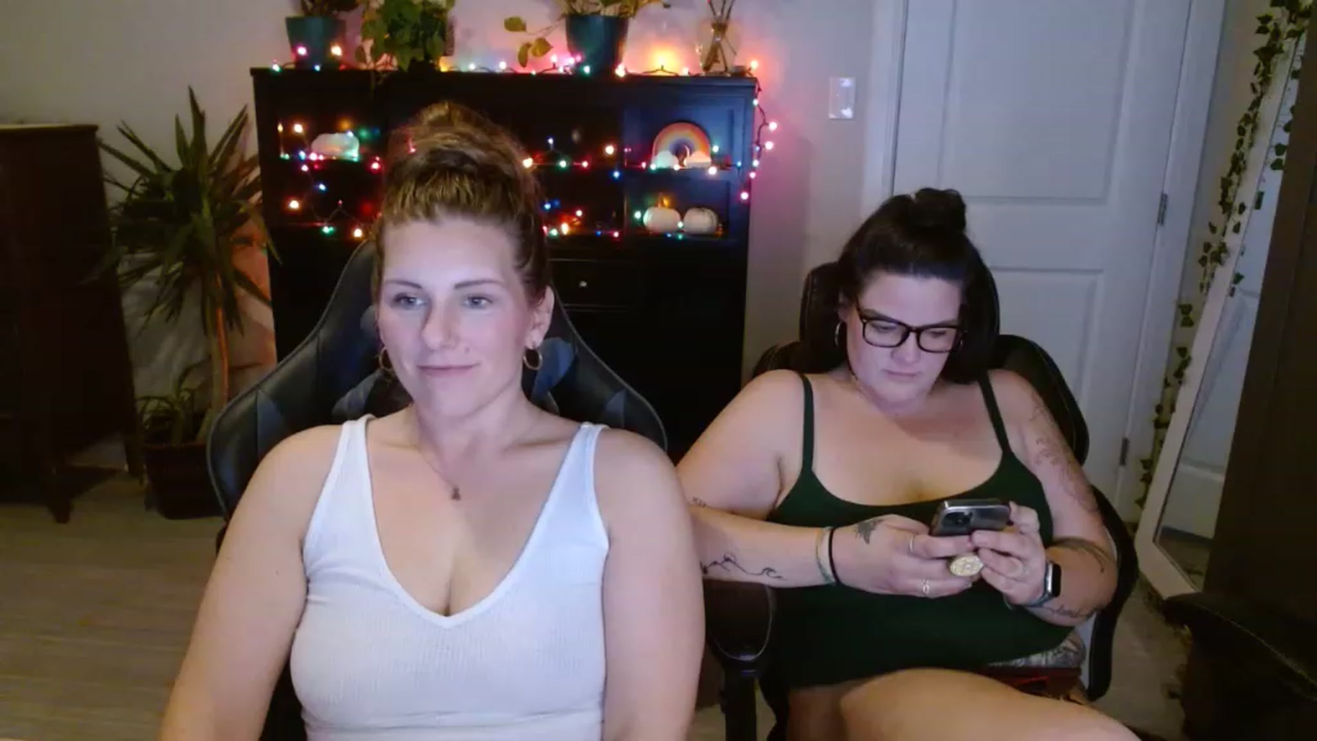 Gallery image thumbnail from SouthernmilfK's myfreecams stream on, 11/21/2022, 20:29 image 10 of 20