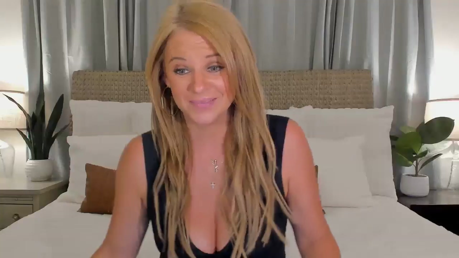 Gallery image thumbnail from Sowet4you1's myfreecams stream on, 08/15/2025, 05:25 image 18 of 20
