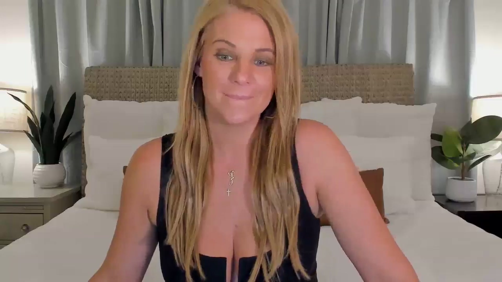 Gallery image thumbnail from Sowet4you1's myfreecams stream on, 08/28/2025, 05:29 image 17 of 20