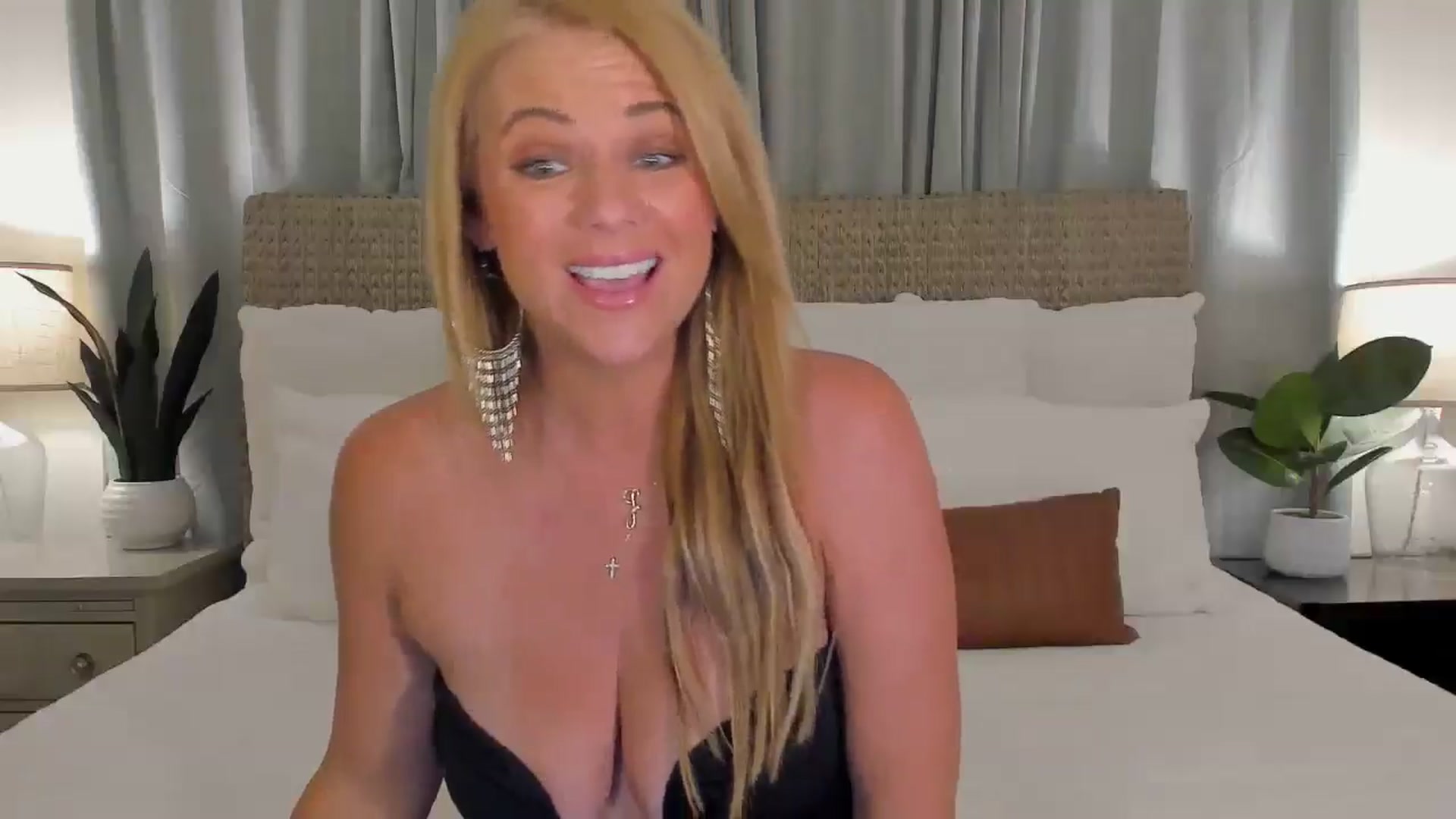Gallery image thumbnail from Sowet4you1's myfreecams stream on, 09/21/2025, 05:26 image 17 of 20