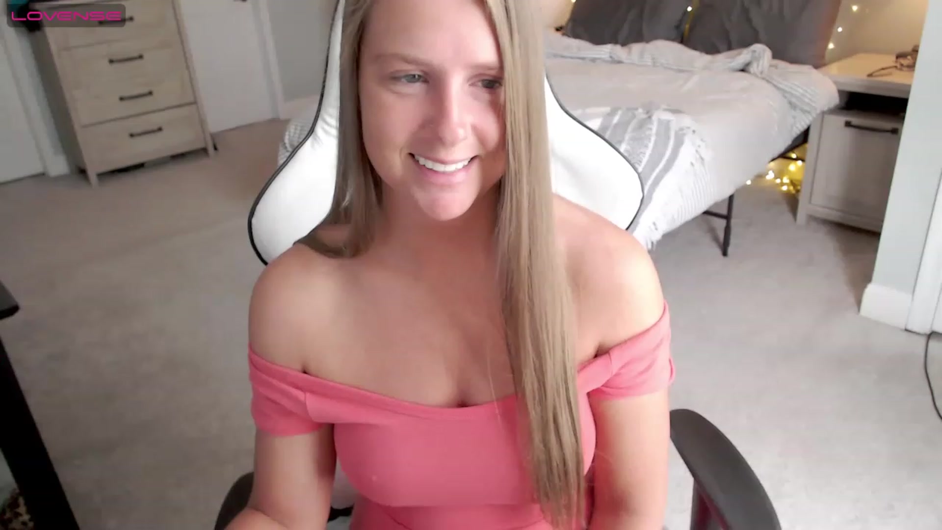 Gallery image thumbnail from Soybean92's myfreecams stream on, 06/19/2023, 17:21 image 3 of 20