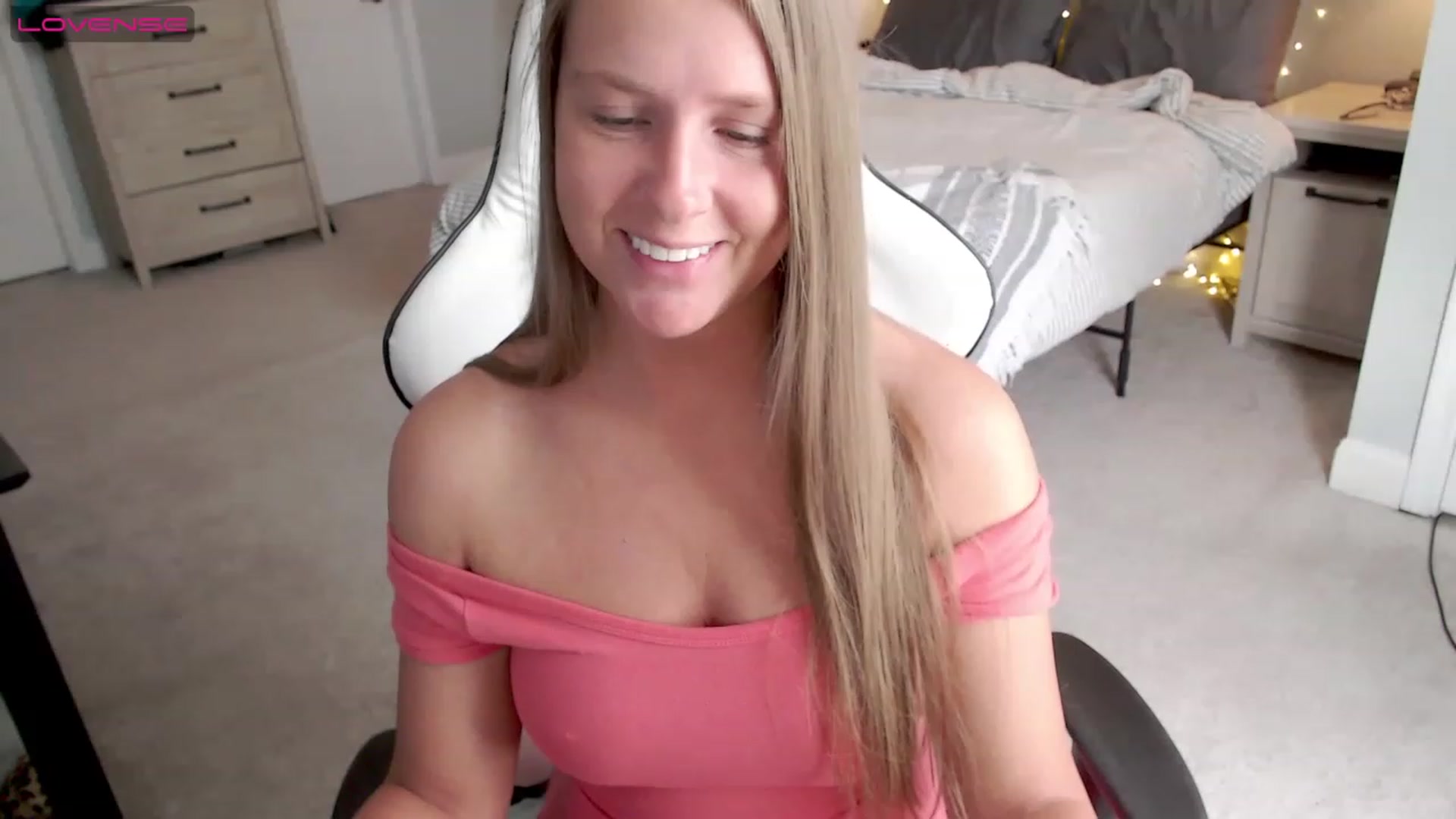 Gallery image thumbnail from Soybean92's myfreecams stream on, 06/19/2023, 17:21 image 2 of 20
