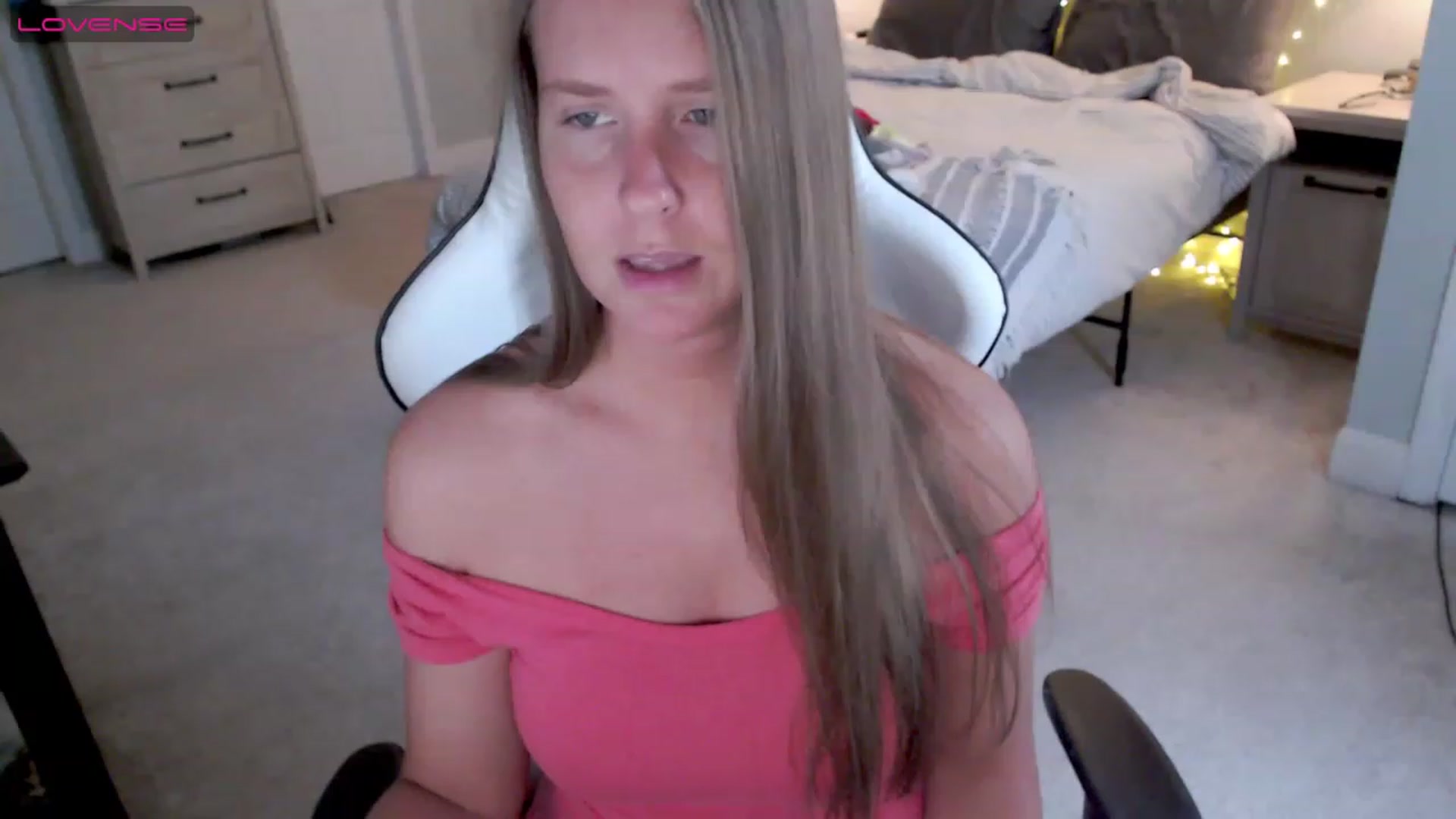 Gallery image thumbnail from Soybean92's myfreecams stream on, 06/19/2023, 18:11 image 5 of 20