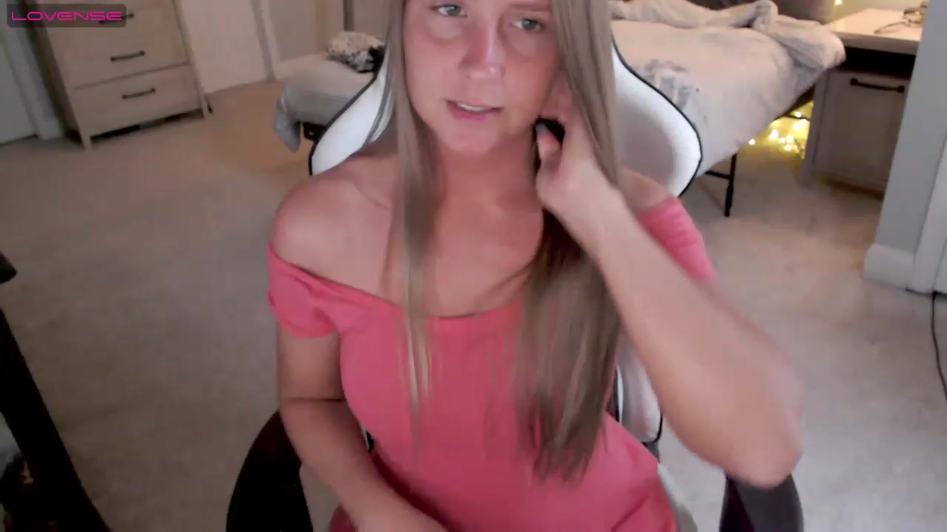 Gallery image thumbnail from Soybean92's myfreecams stream on, 06/19/2023, 18:11 image 7 of 20