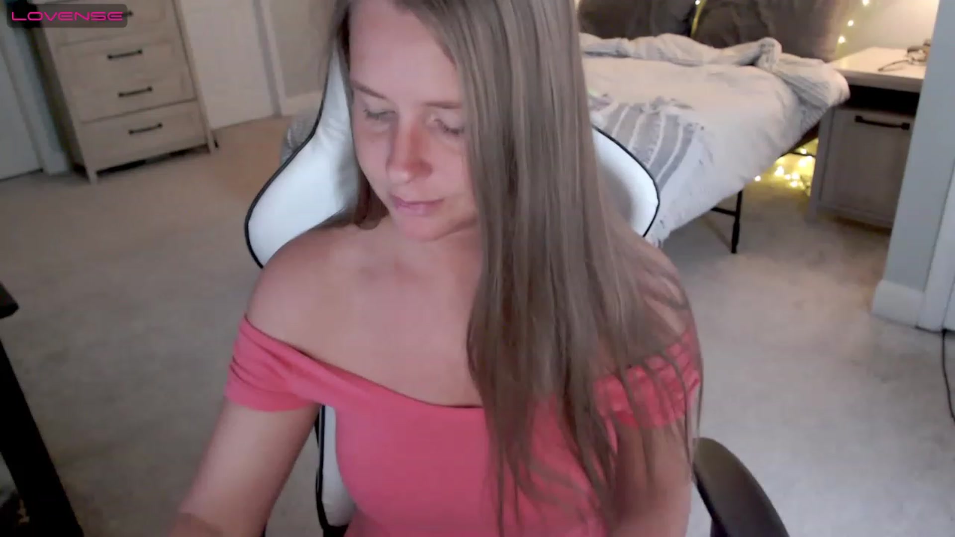 Gallery image thumbnail from Soybean92's myfreecams stream on, 06/19/2023, 18:11 image 4 of 20