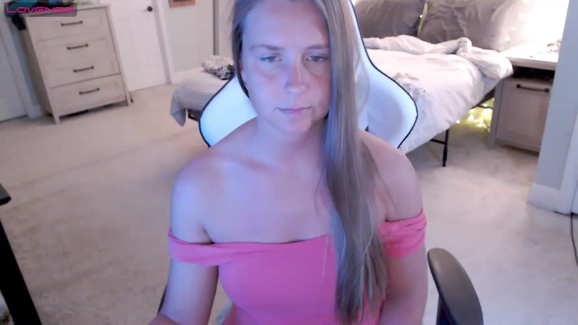 Gallery image thumbnail from Soybean92's myfreecams stream on, 06/19/2023, 18:37 image 3 of 20