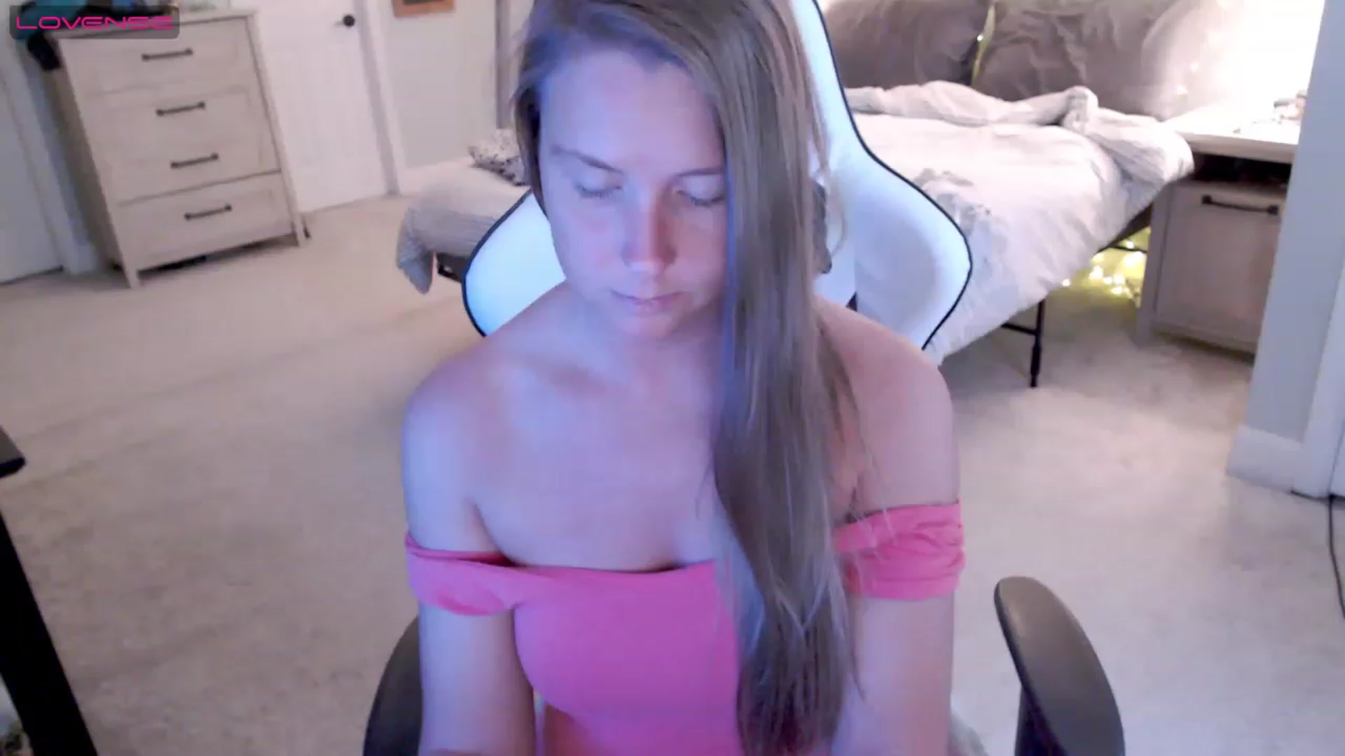Gallery image thumbnail from Soybean92's myfreecams stream on, 06/19/2023, 18:37 image 6 of 20