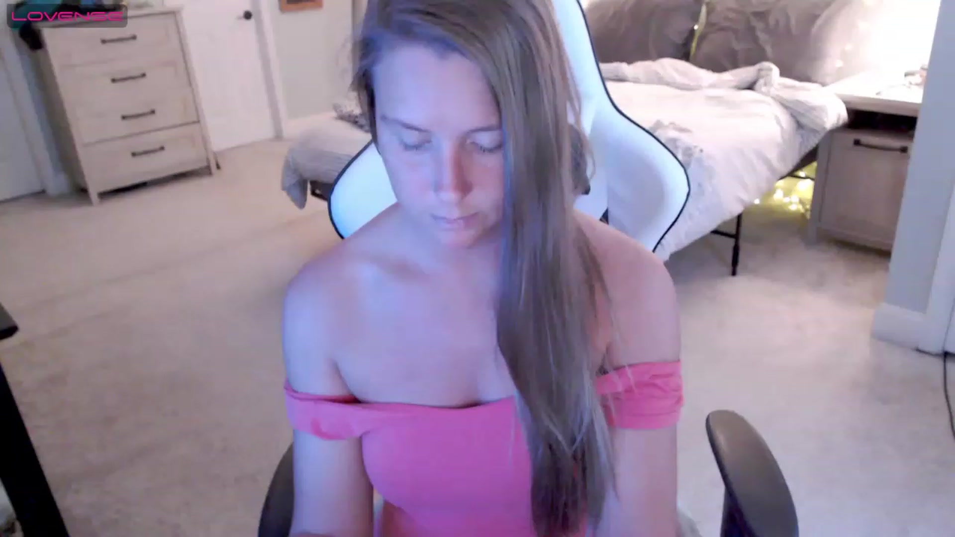 Gallery image thumbnail from Soybean92's myfreecams stream on, 06/19/2023, 18:37 image 4 of 20